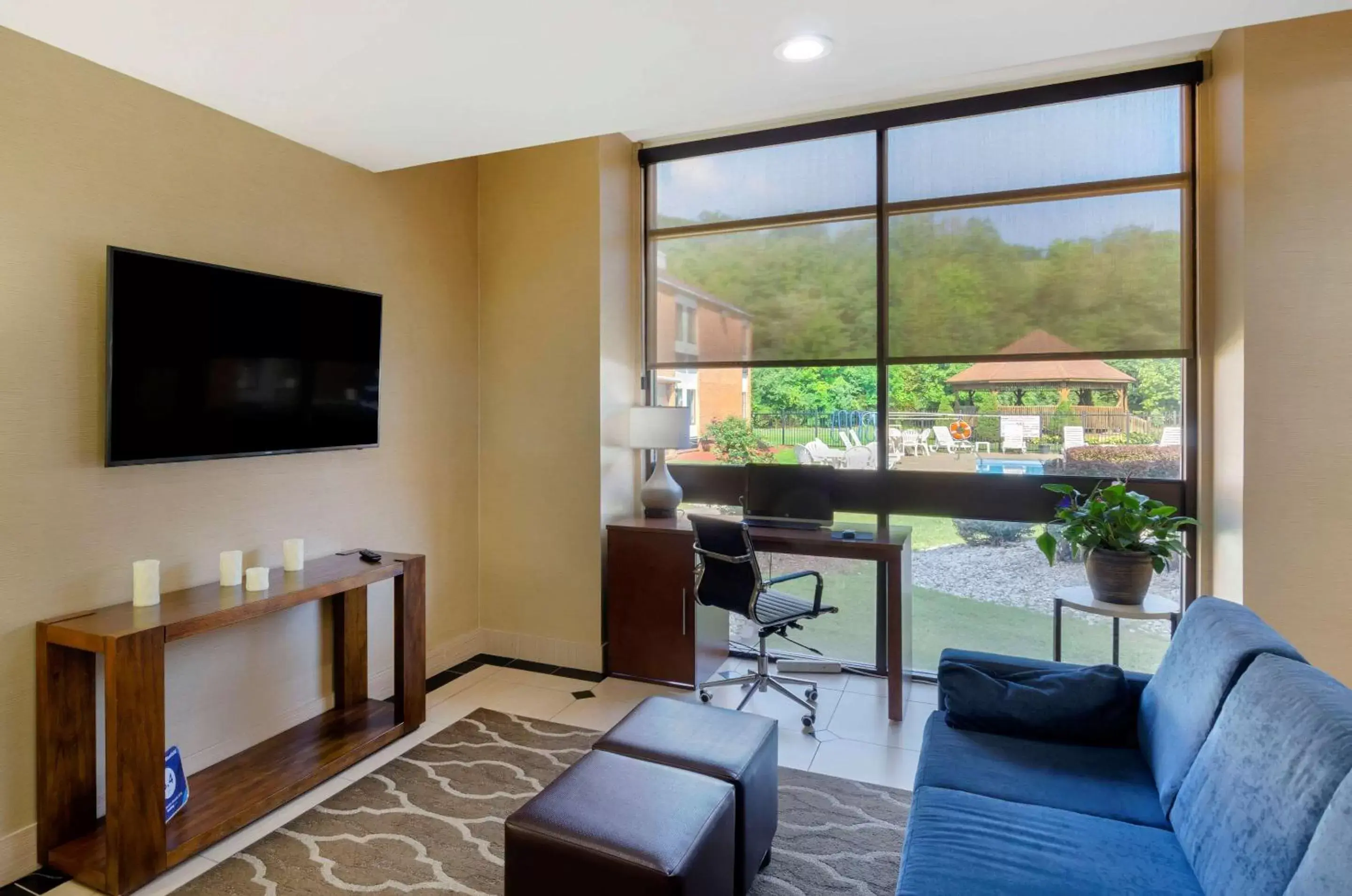 Lobby or reception, Seating Area in Comfort Inn Bluefield