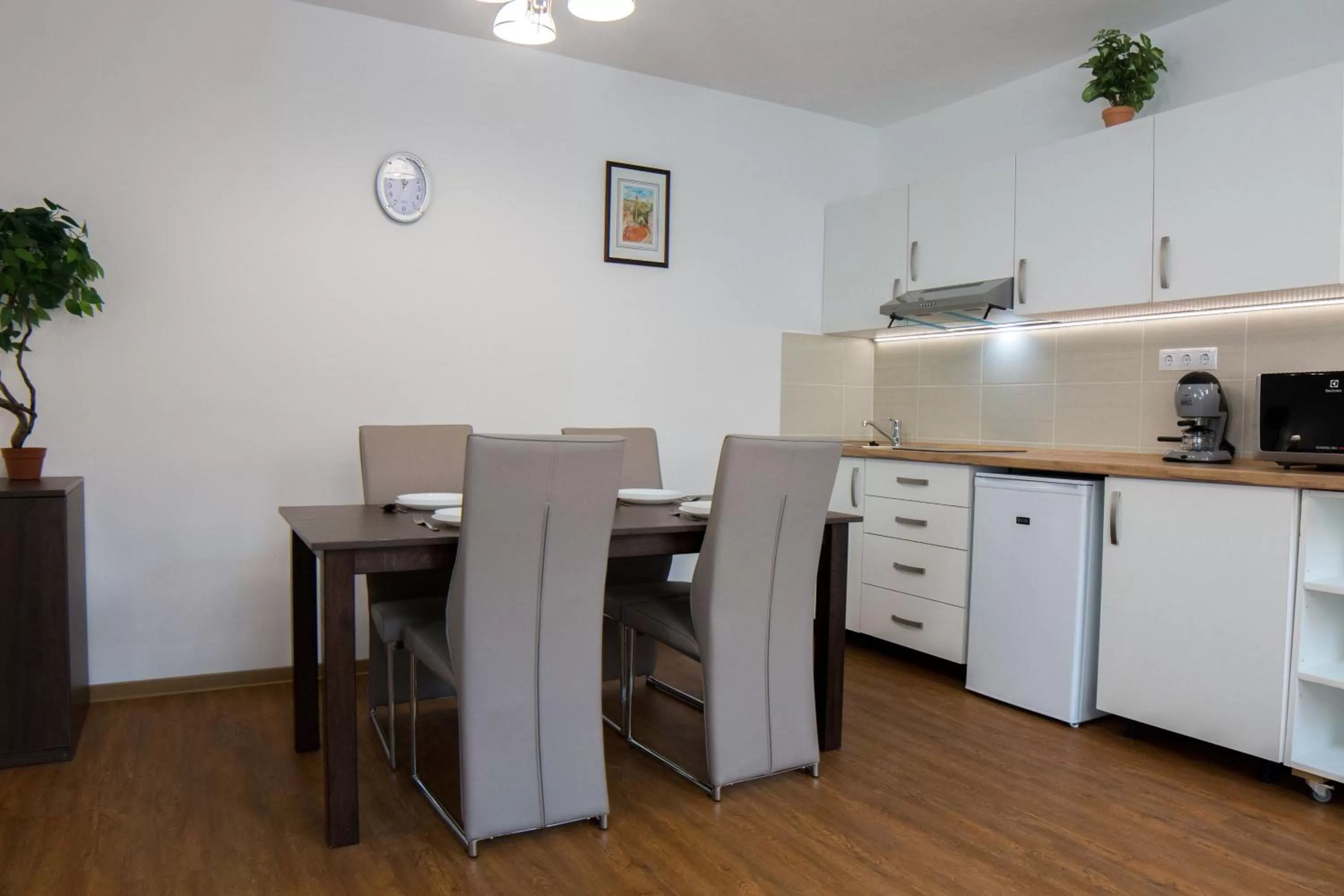 Kitchen or kitchenette, Dining Area in Mecset Apartman