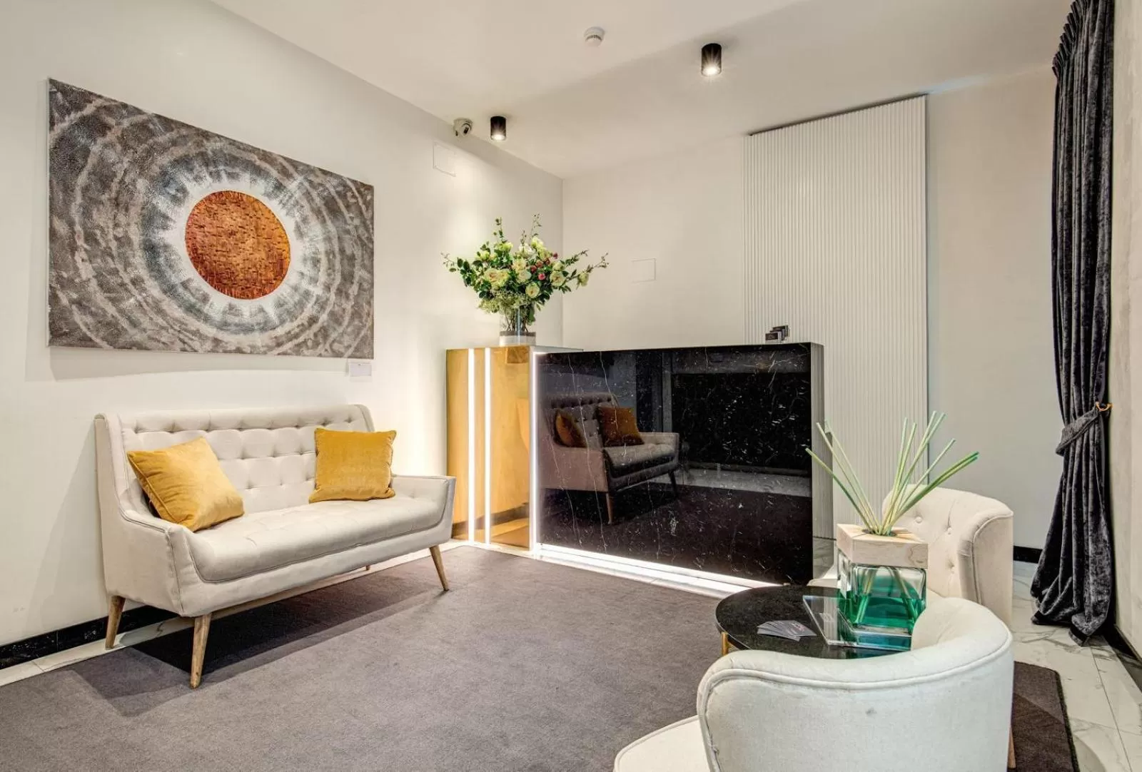 Lobby or reception in Relais Fontana Di Trevi Hotel