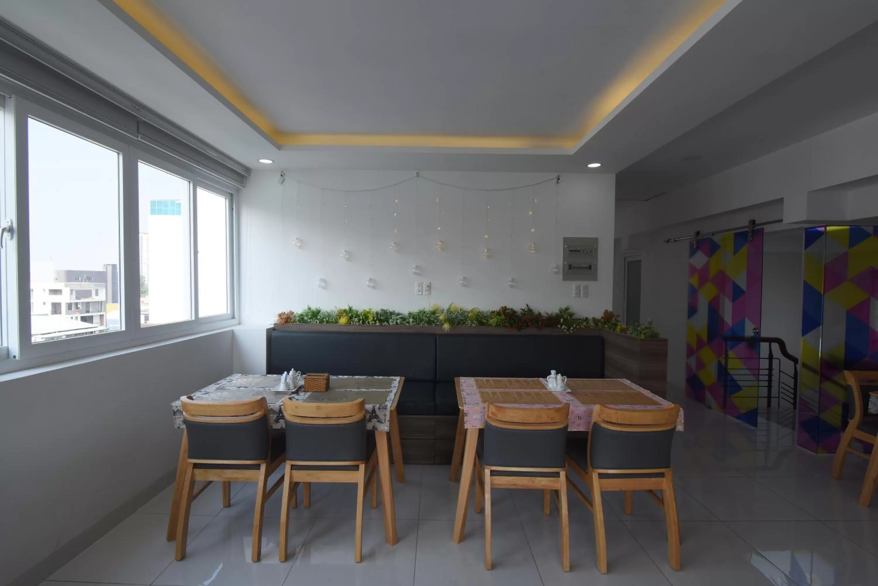 Restaurant/places to eat in Hera Hotel Airport