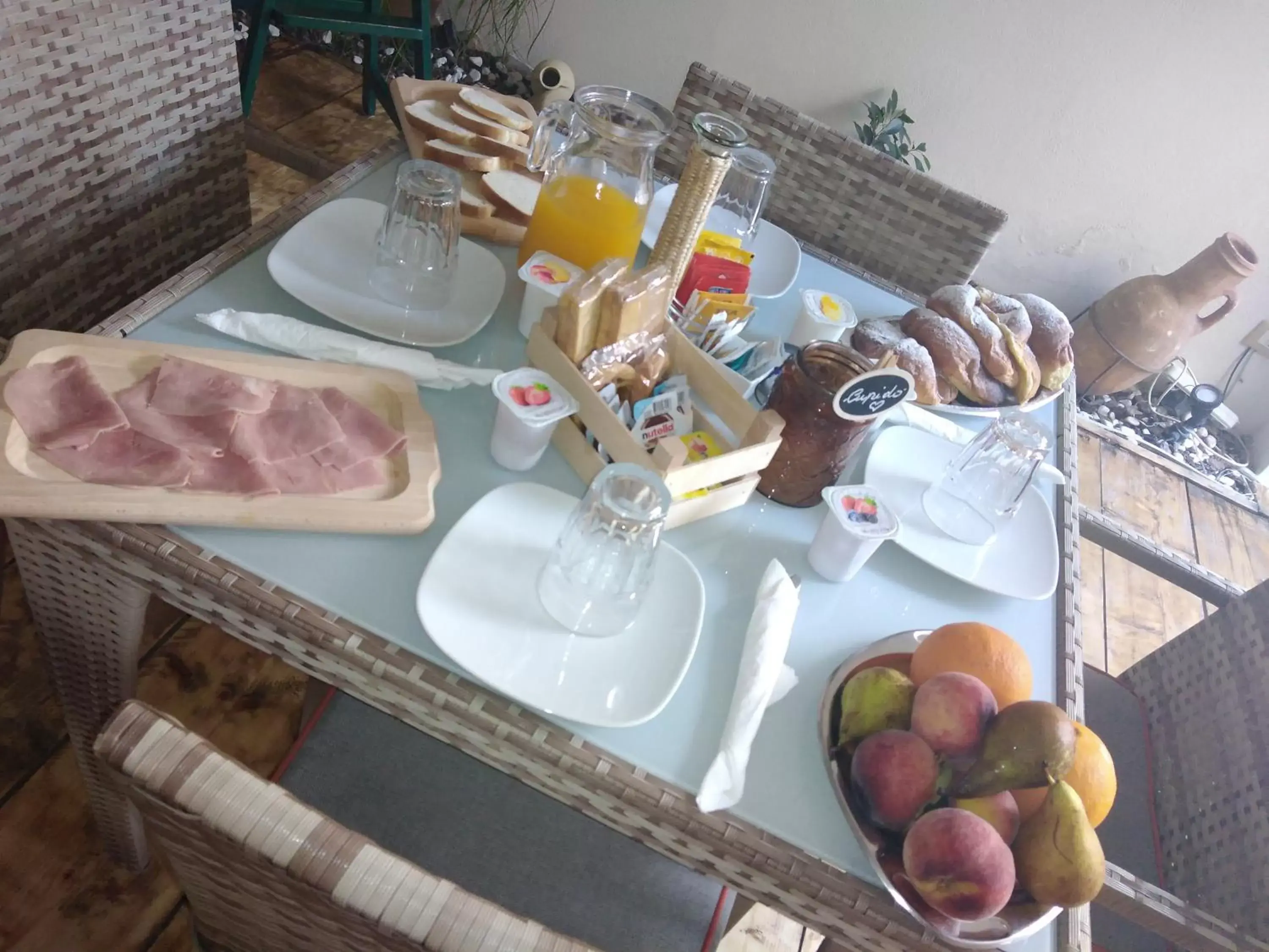 Breakfast in V&V Suite & Breakfast