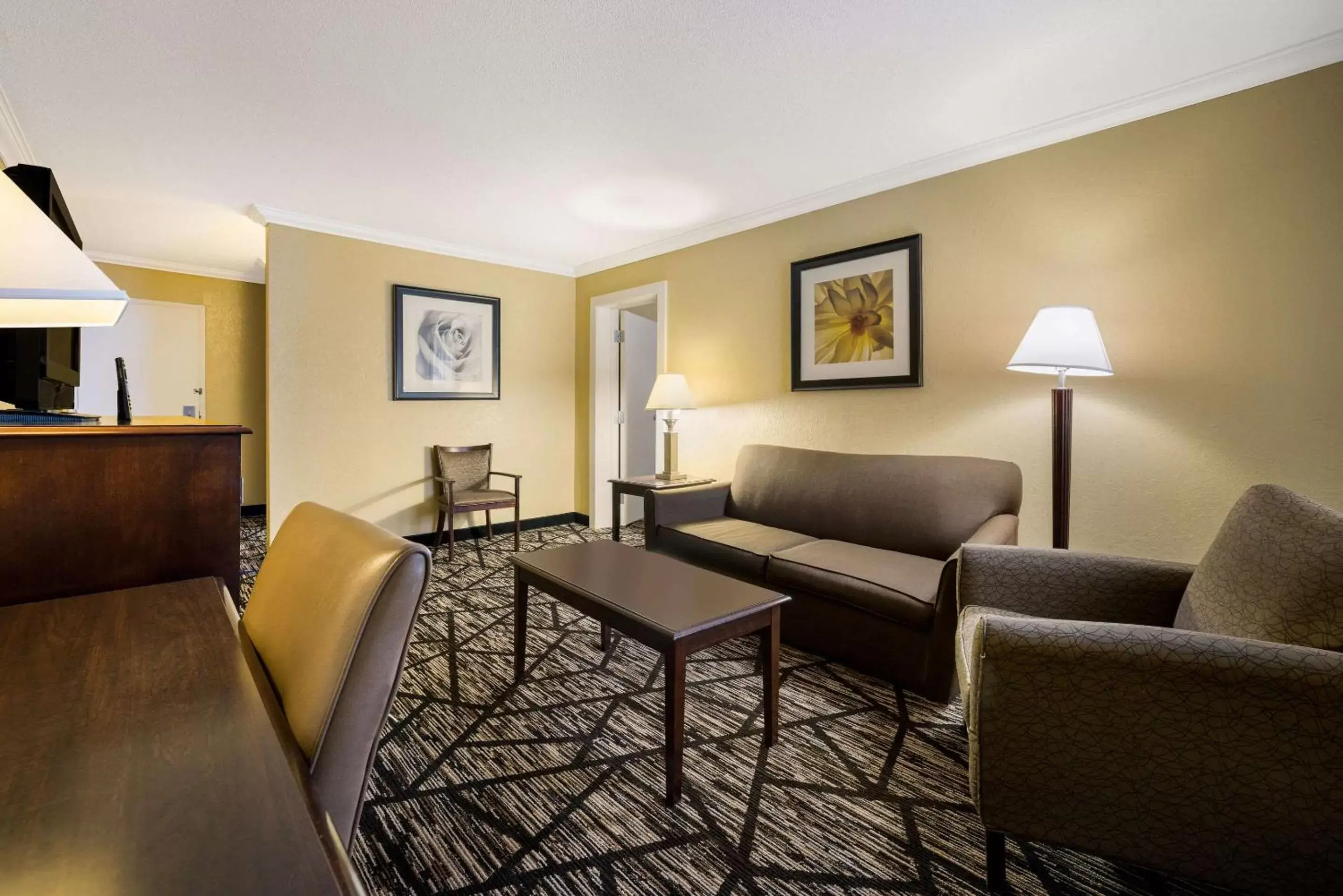 Bedroom, Seating Area in Quality Inn and Suites Fairgrounds - Syracuse