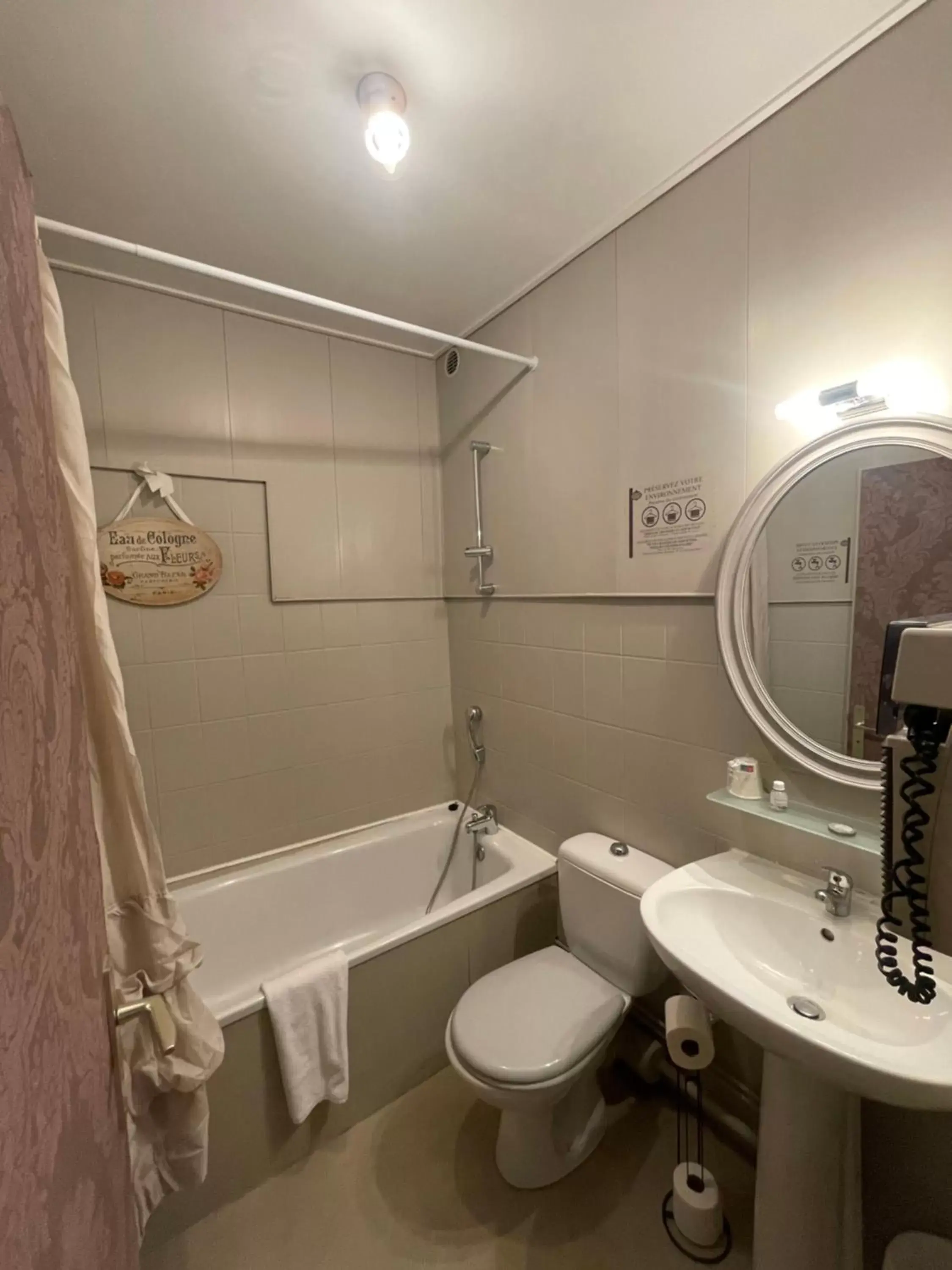 Bathroom in The Originals City, Hôtel de la Balance, Montbéliard