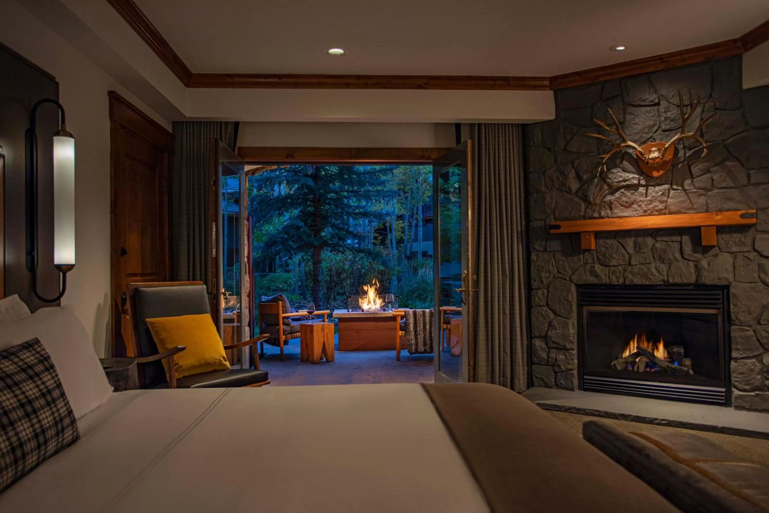 Balcony/Terrace, Bed in The Hythe, a Luxury Collection Resort, Vail