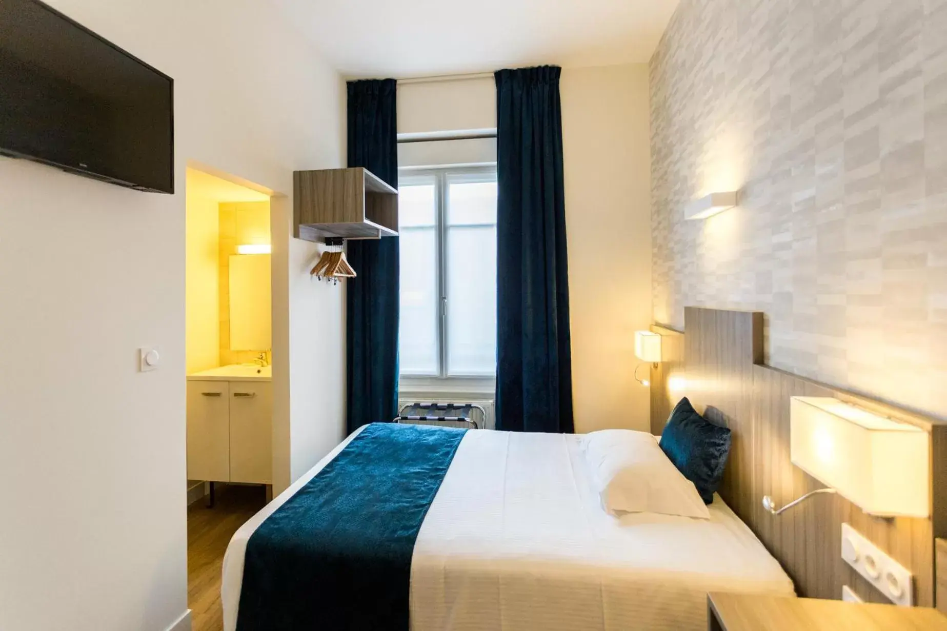 Bedroom, Bed in Best Western Hôtel Des Voyageurs