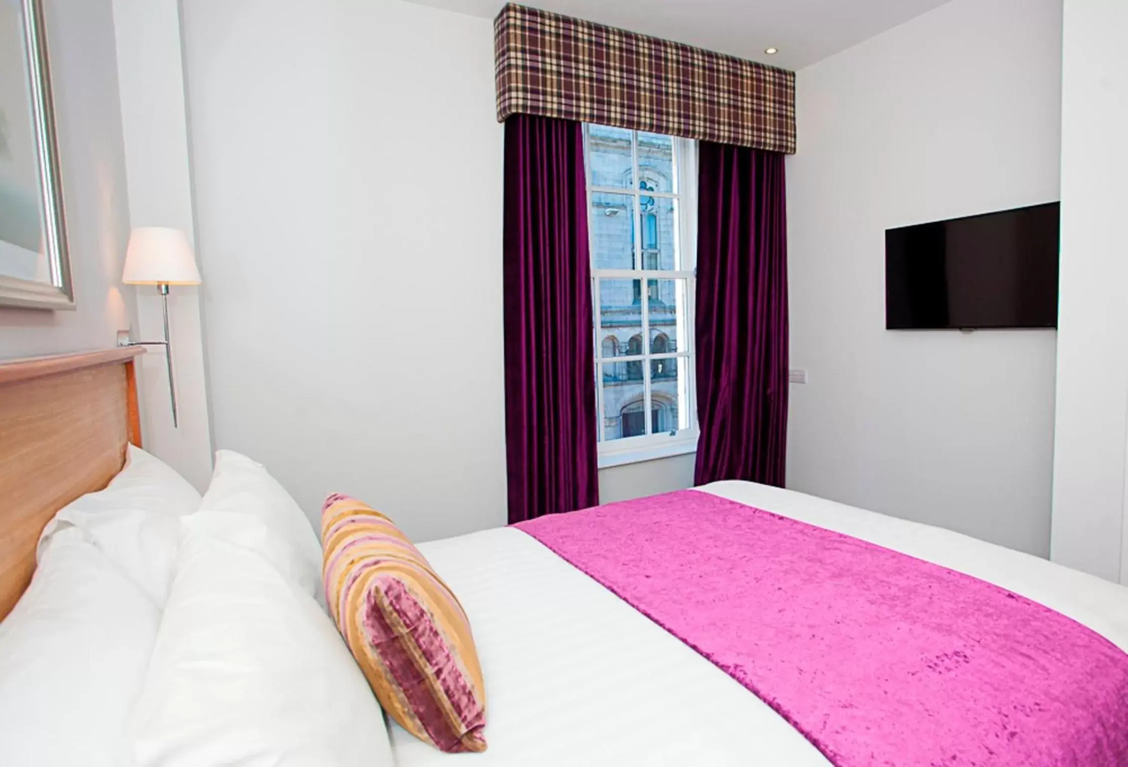 Bedroom, Bed in Royal Athenaeum Suites