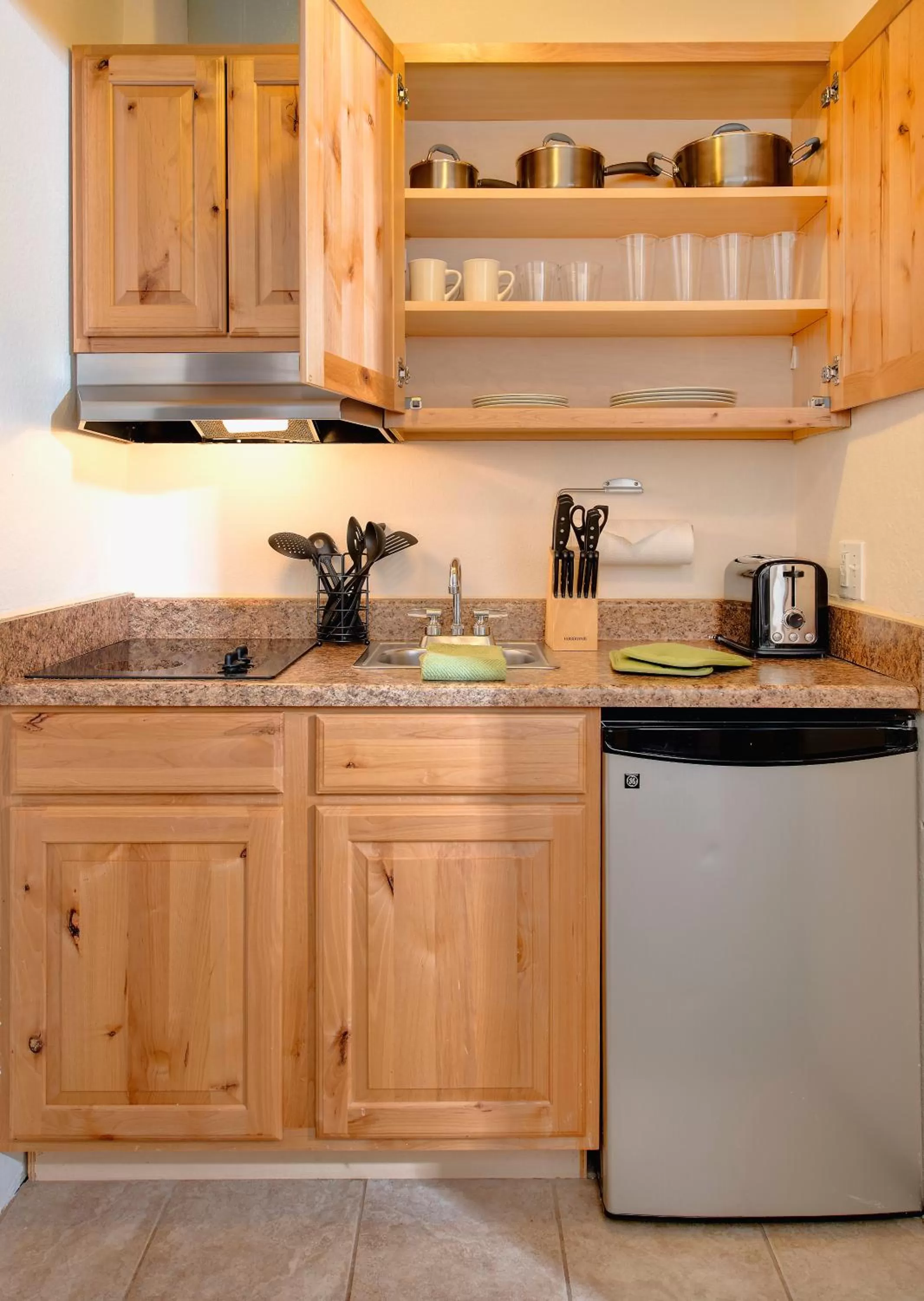 Kitchen or kitchenette in Elk Refuge Inn