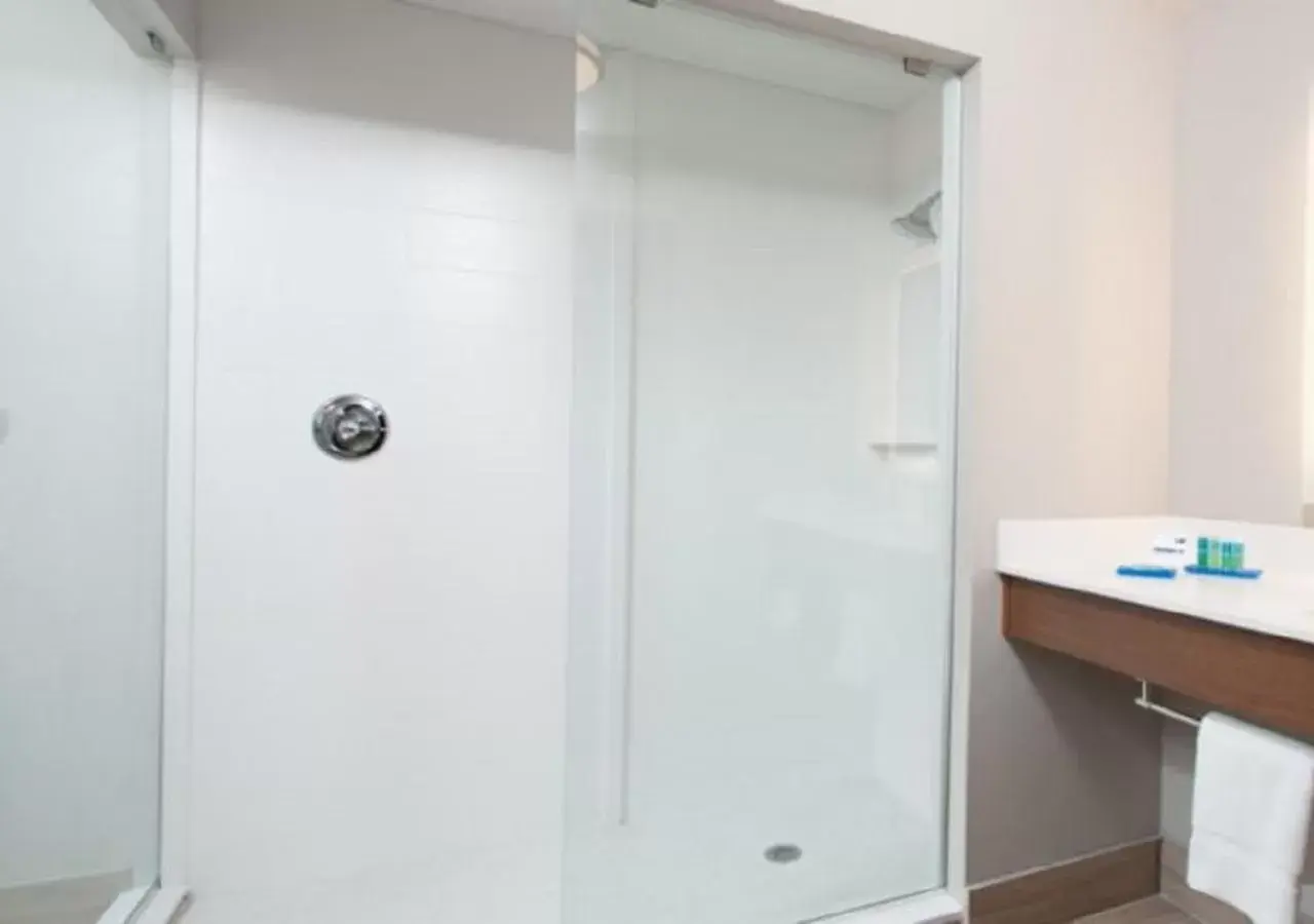 Shower, Bathroom in Holiday Inn Express Quantico - Stafford, an IHG Hotel