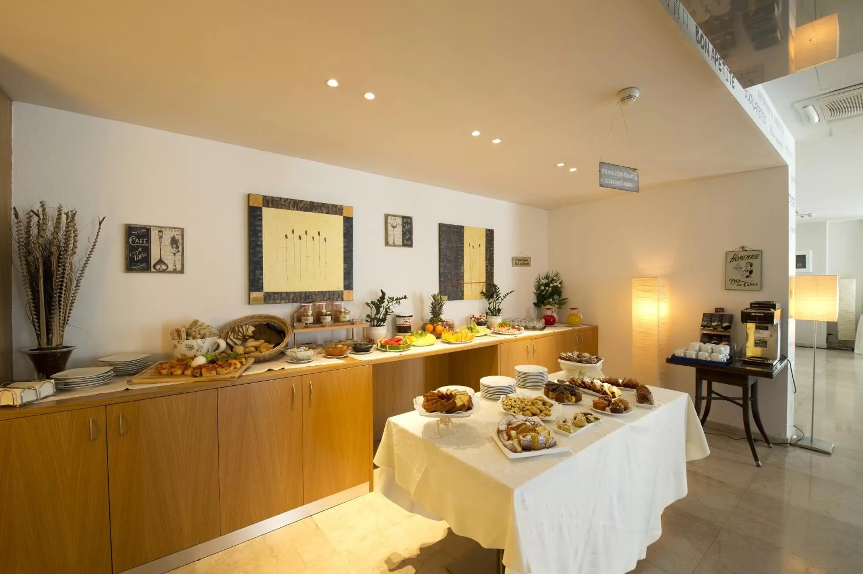 Food, Restaurant/Places to Eat in Hotel Delle Fiere