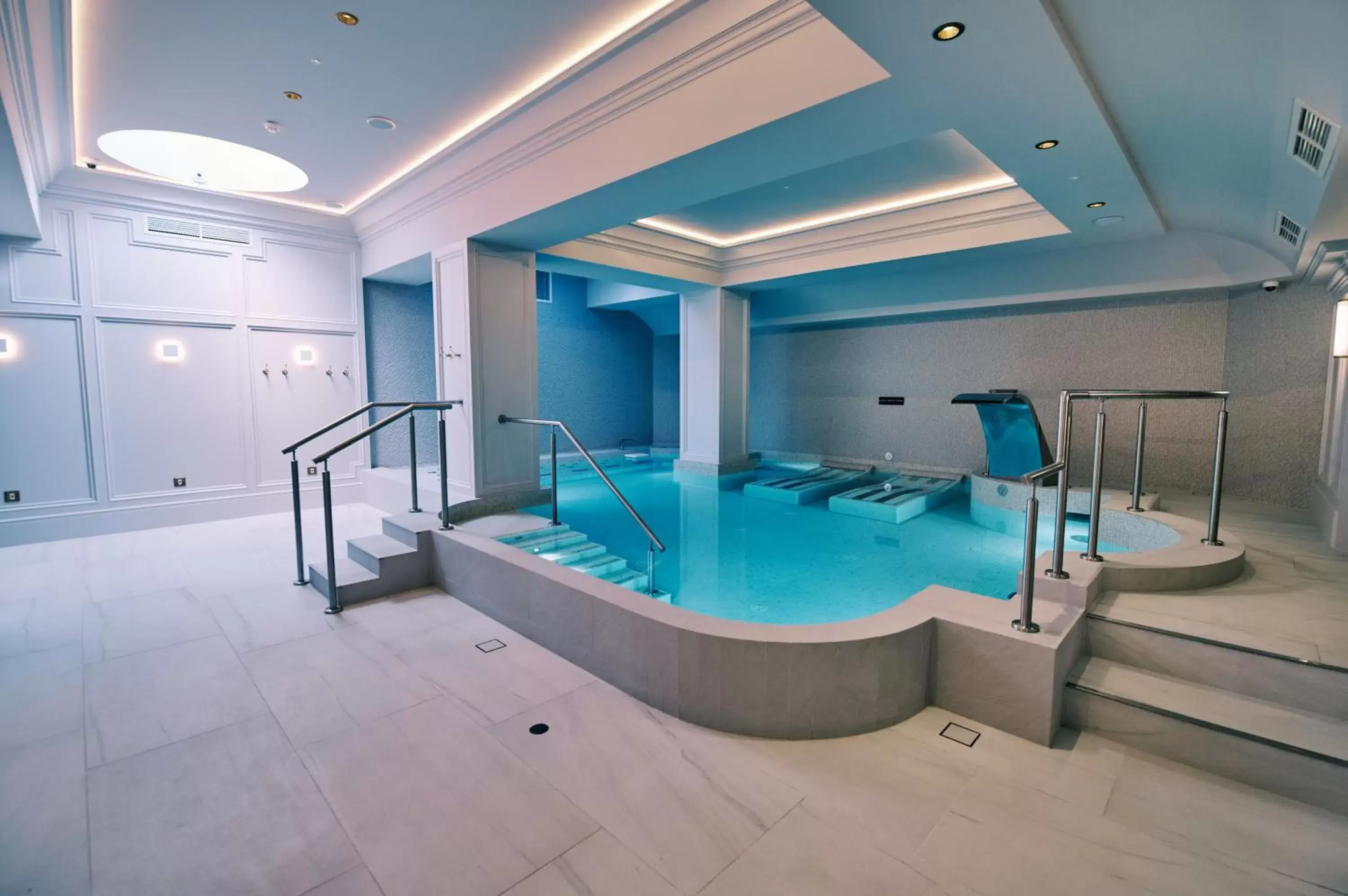 Swimming Pool in Bedford Swan Hotel and Thermal Spa