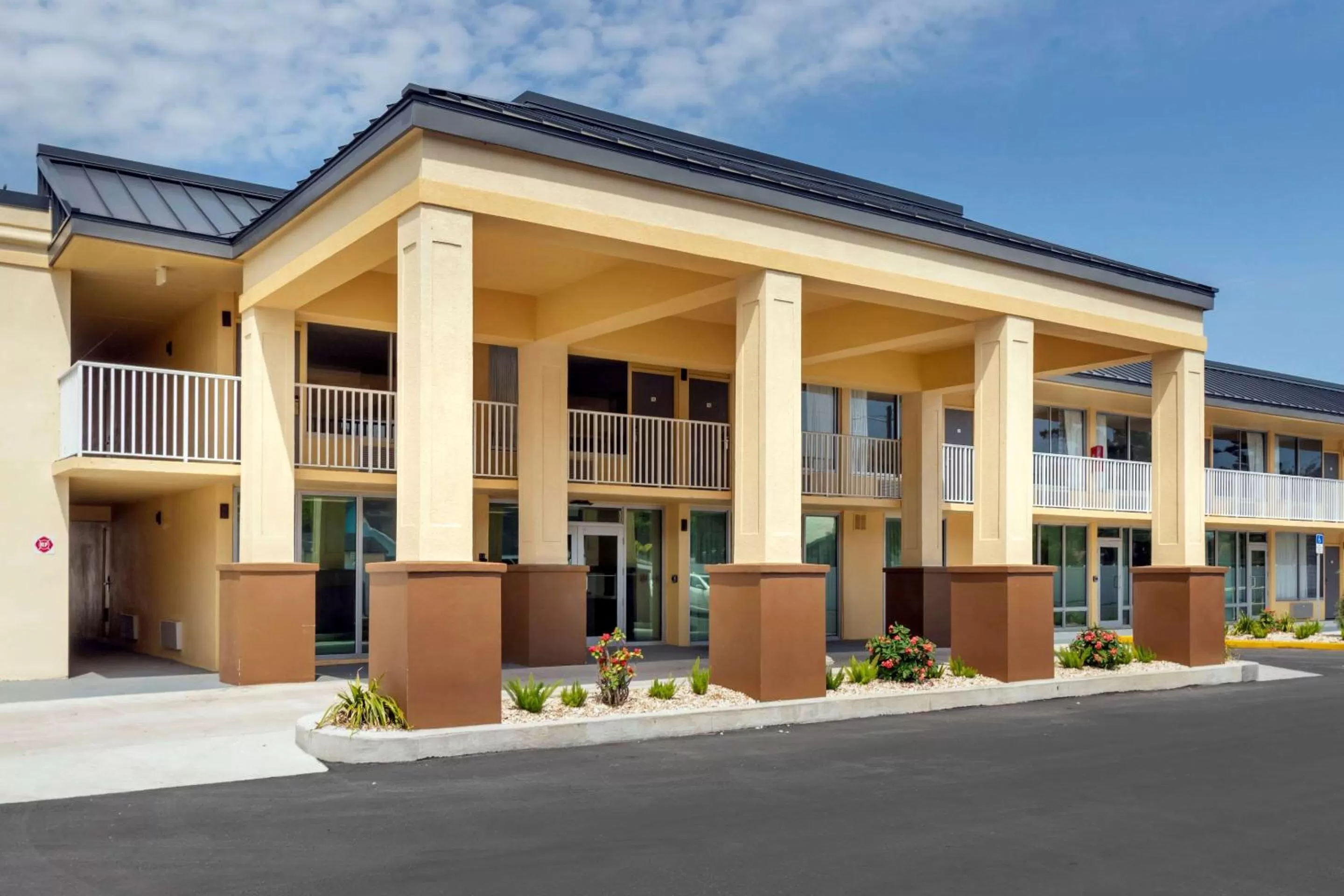 Property building in Quality Inn Saint Petersburg North-Tampa Bay