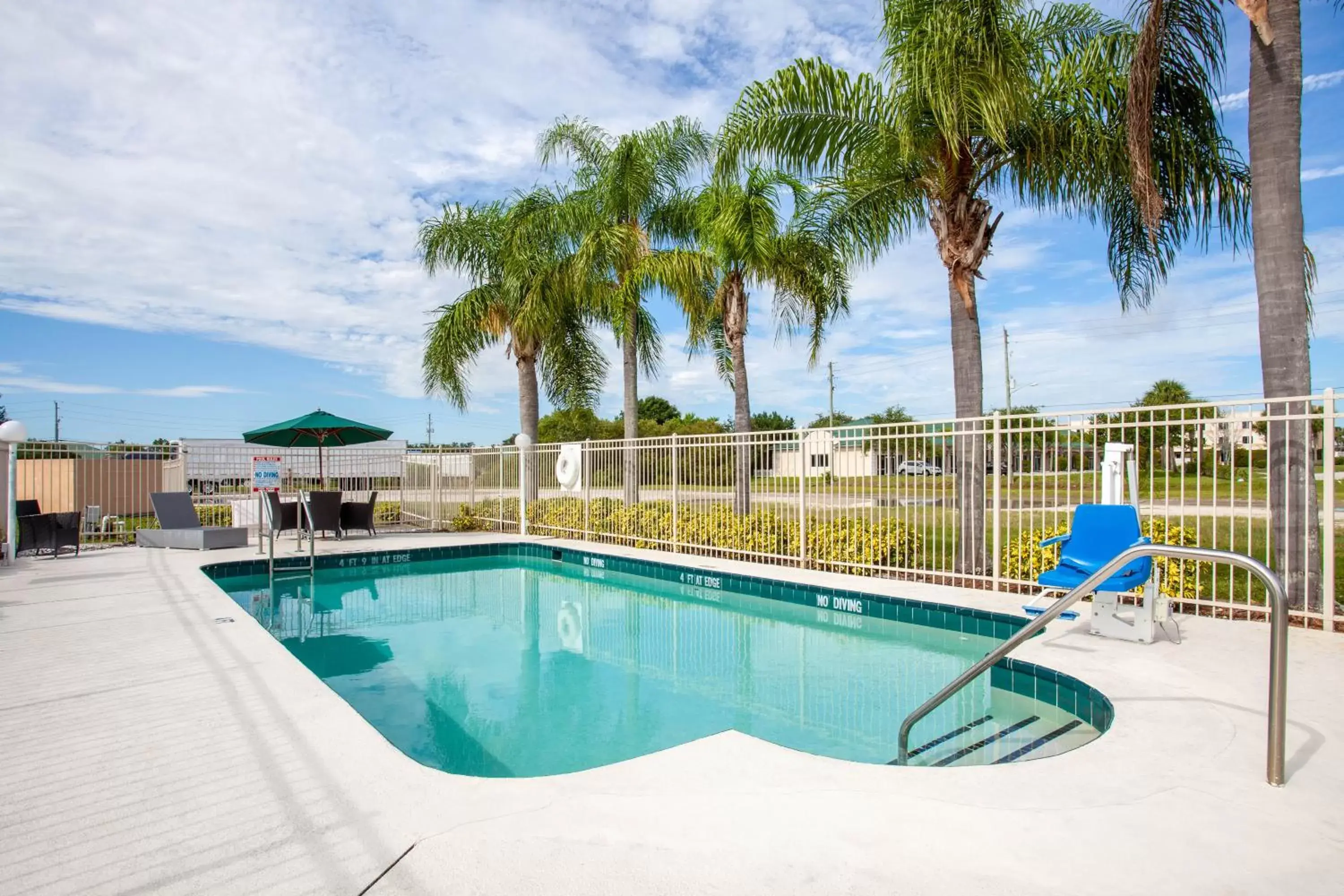 Swimming Pool in Howard Johnson by Wyndham Vero Beach/I-95