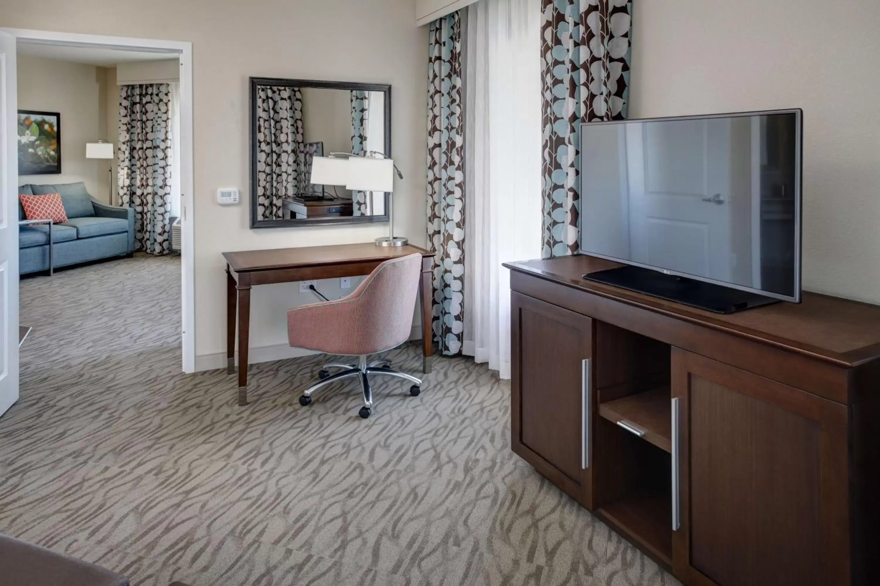 Bedroom, TV/Entertainment Center in Hampton Inn and Suites by Hilton Vero Beach-Downtown