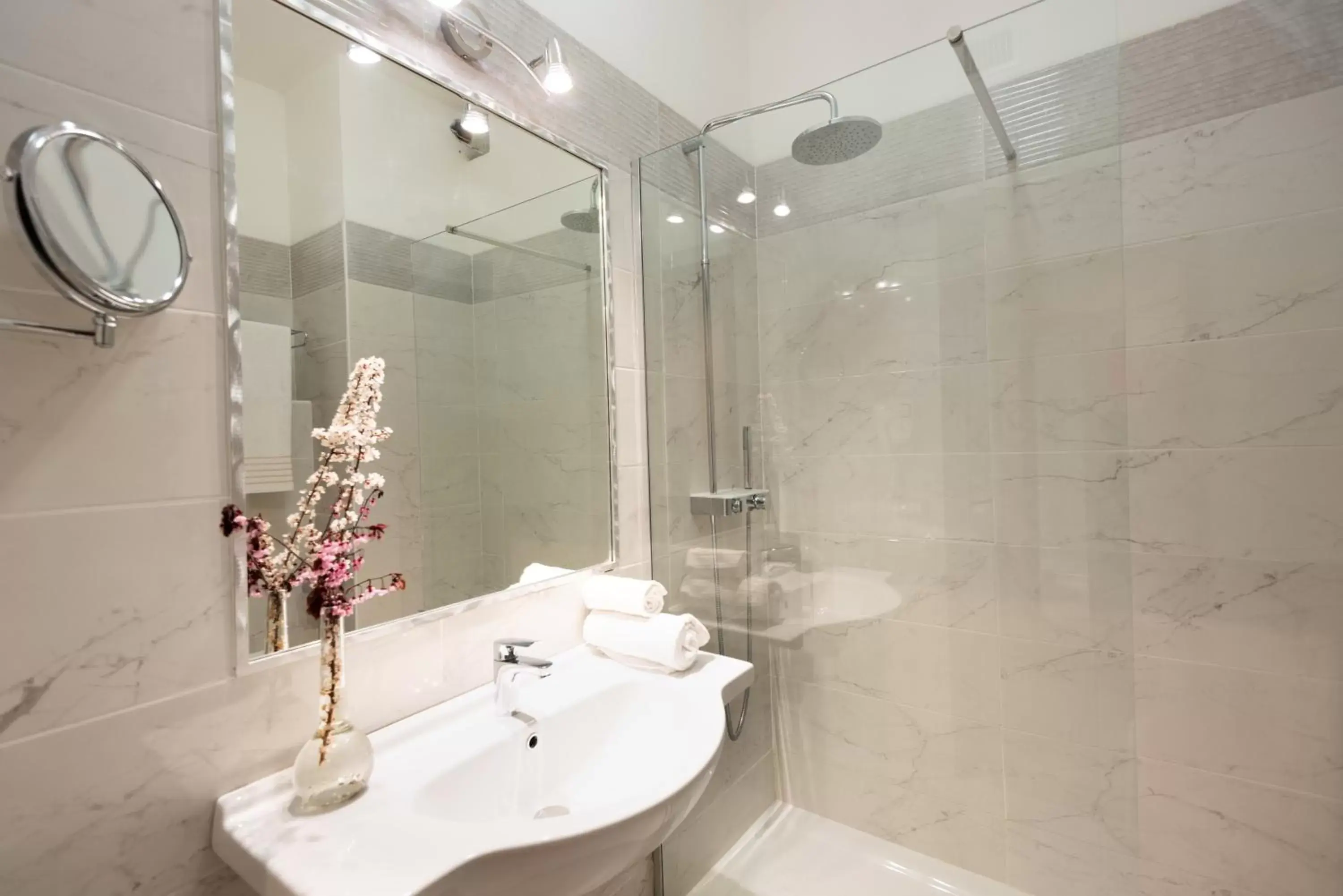 Shower, Bathroom in Hotel Castello Artemide Congressi