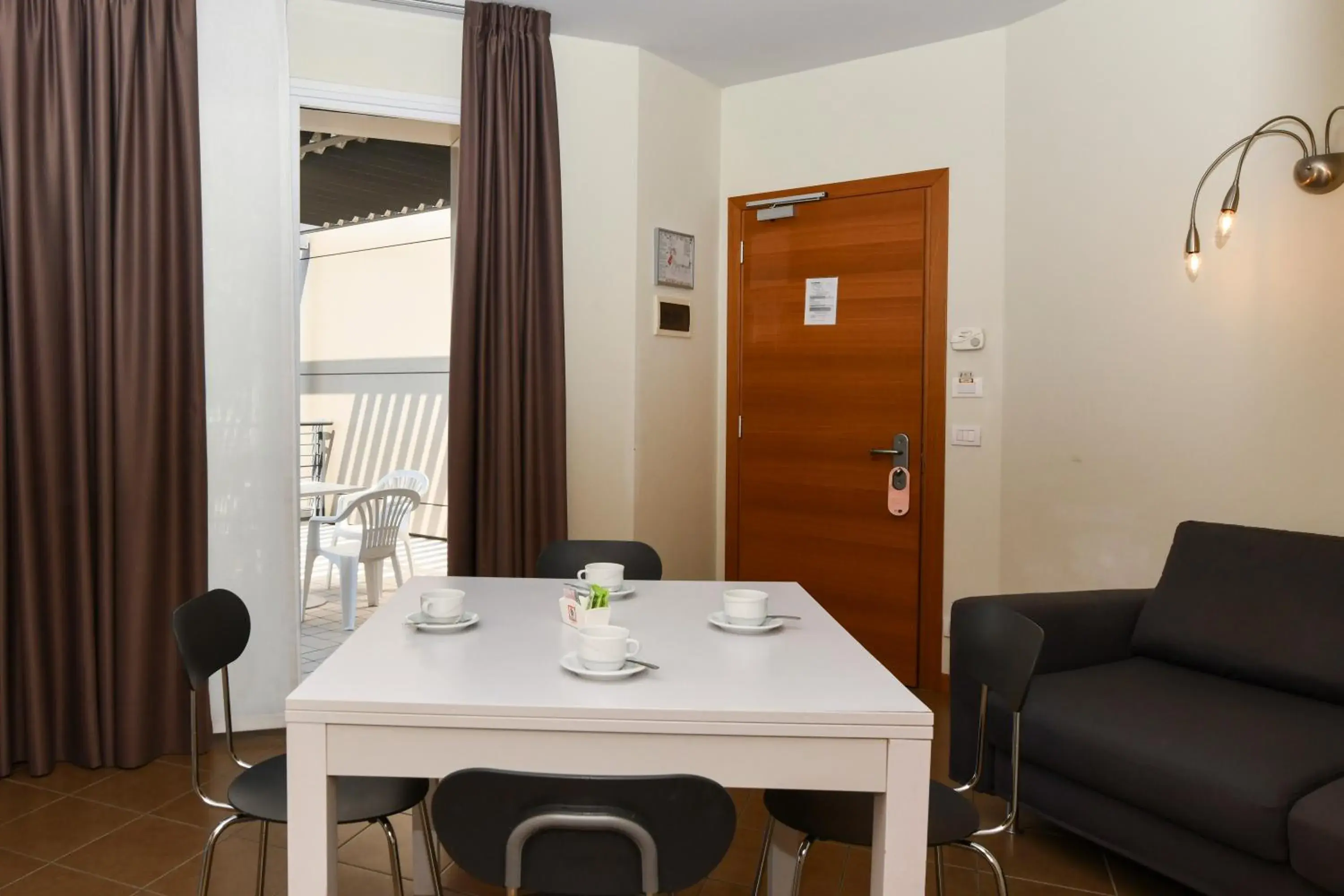 Kitchen or kitchenette, Dining Area in Hotel Eden