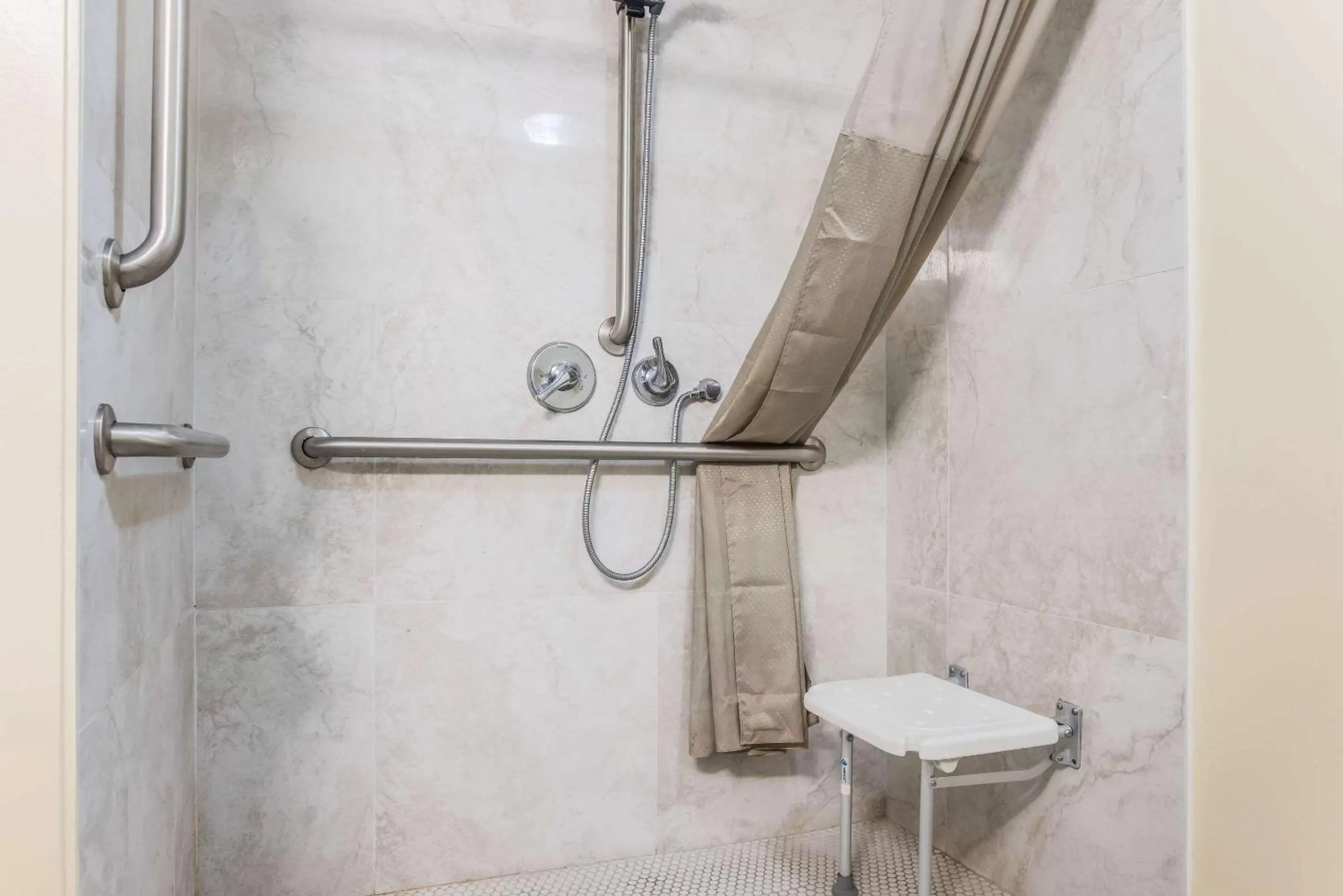 Bathroom in Econo Lodge Garden City - Savannah