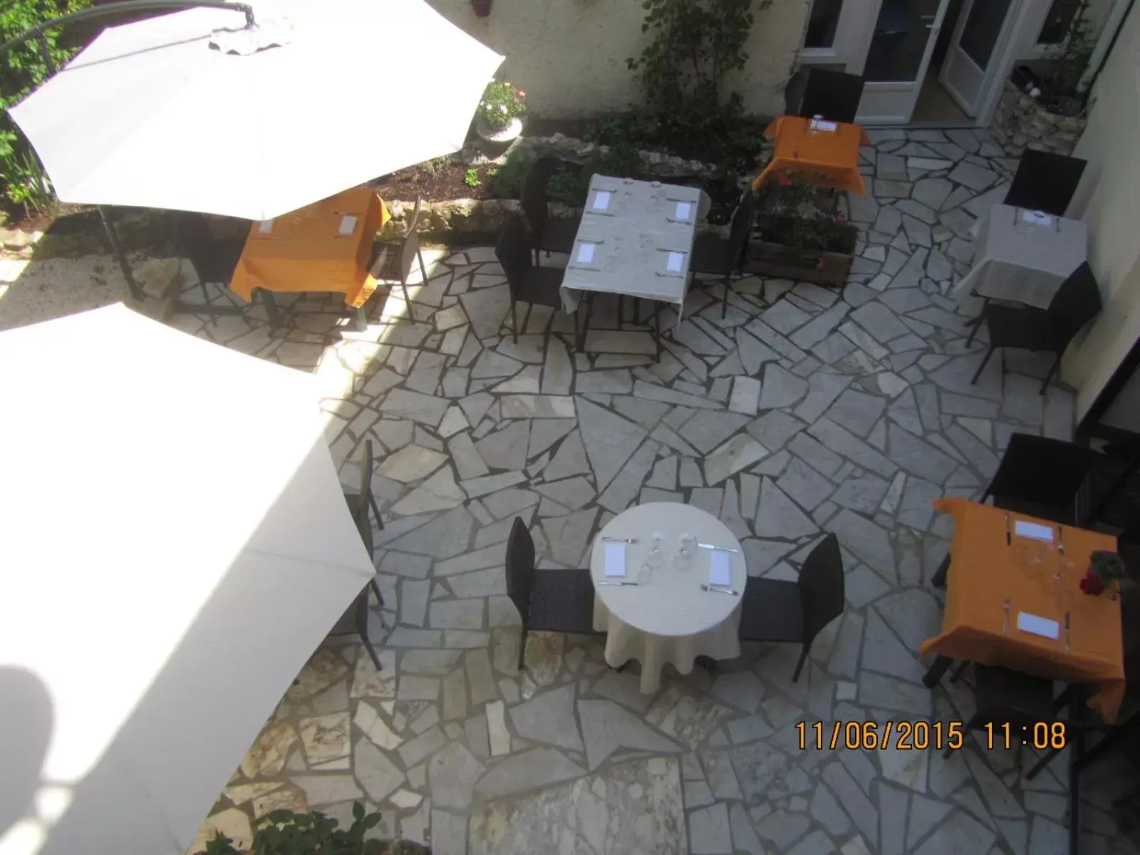 Patio in Logis Hôtel Au Croissant