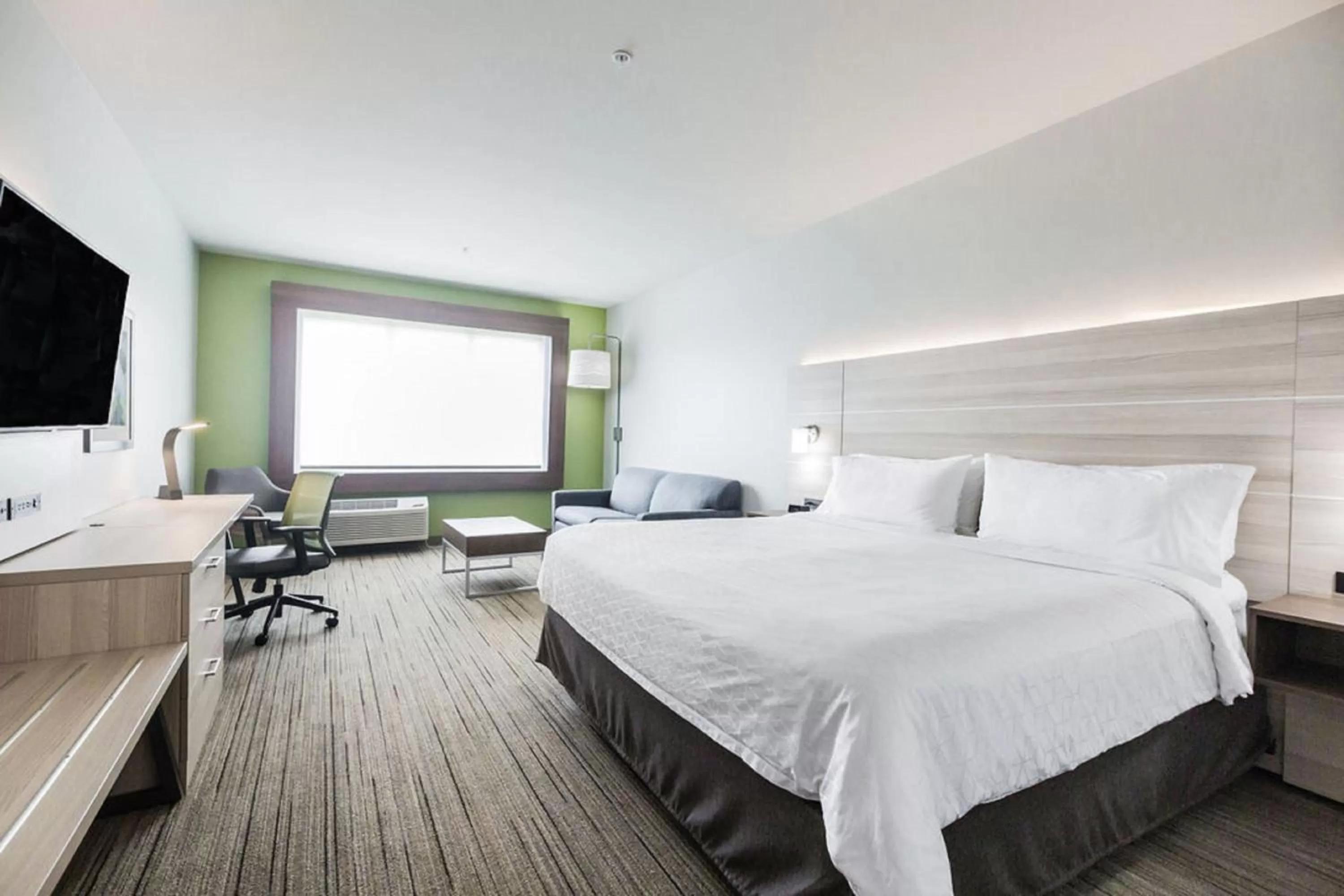 Photo of the whole room, Bed in Holiday Inn Express & Suites Edmonton N - St Albert by IHG