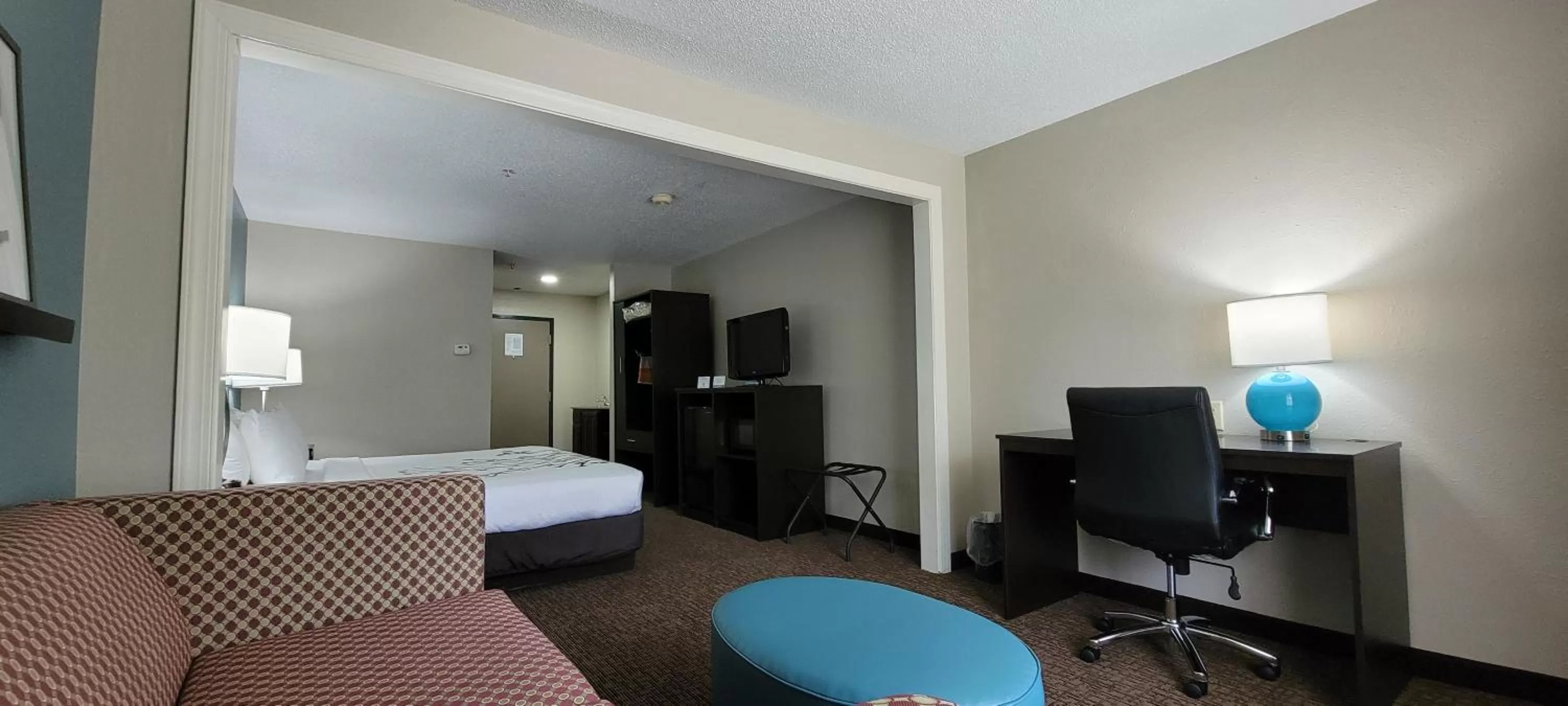 Seating area, Bed in Sleep Inn & Suites