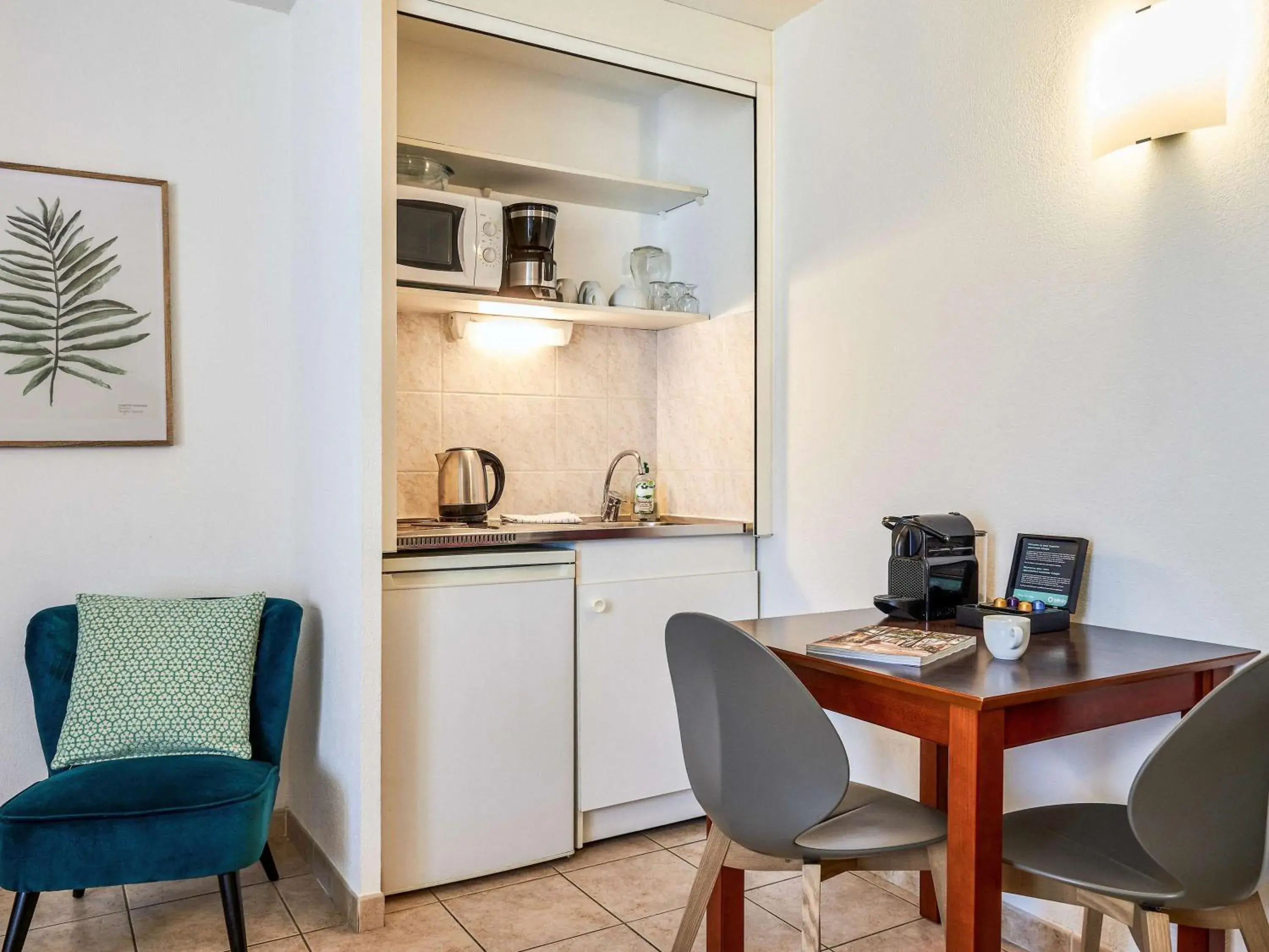 Coffee/tea facilities, Kitchen/Kitchenette in Aparthotel Adagio Access Nice Acropolis