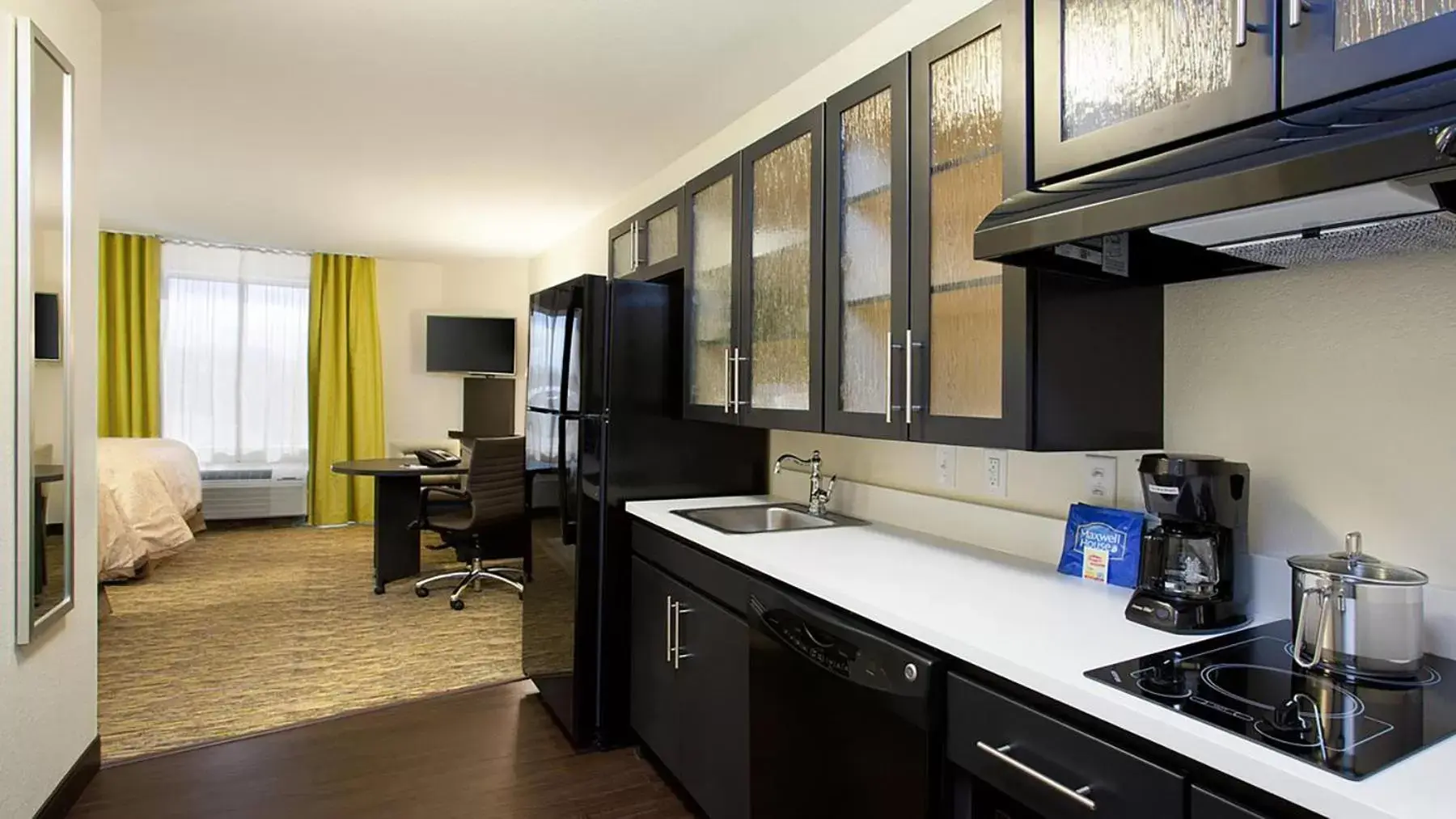 Bedroom, Kitchen/Kitchenette in Candlewood Suites Carrollton, an IHG Hotel