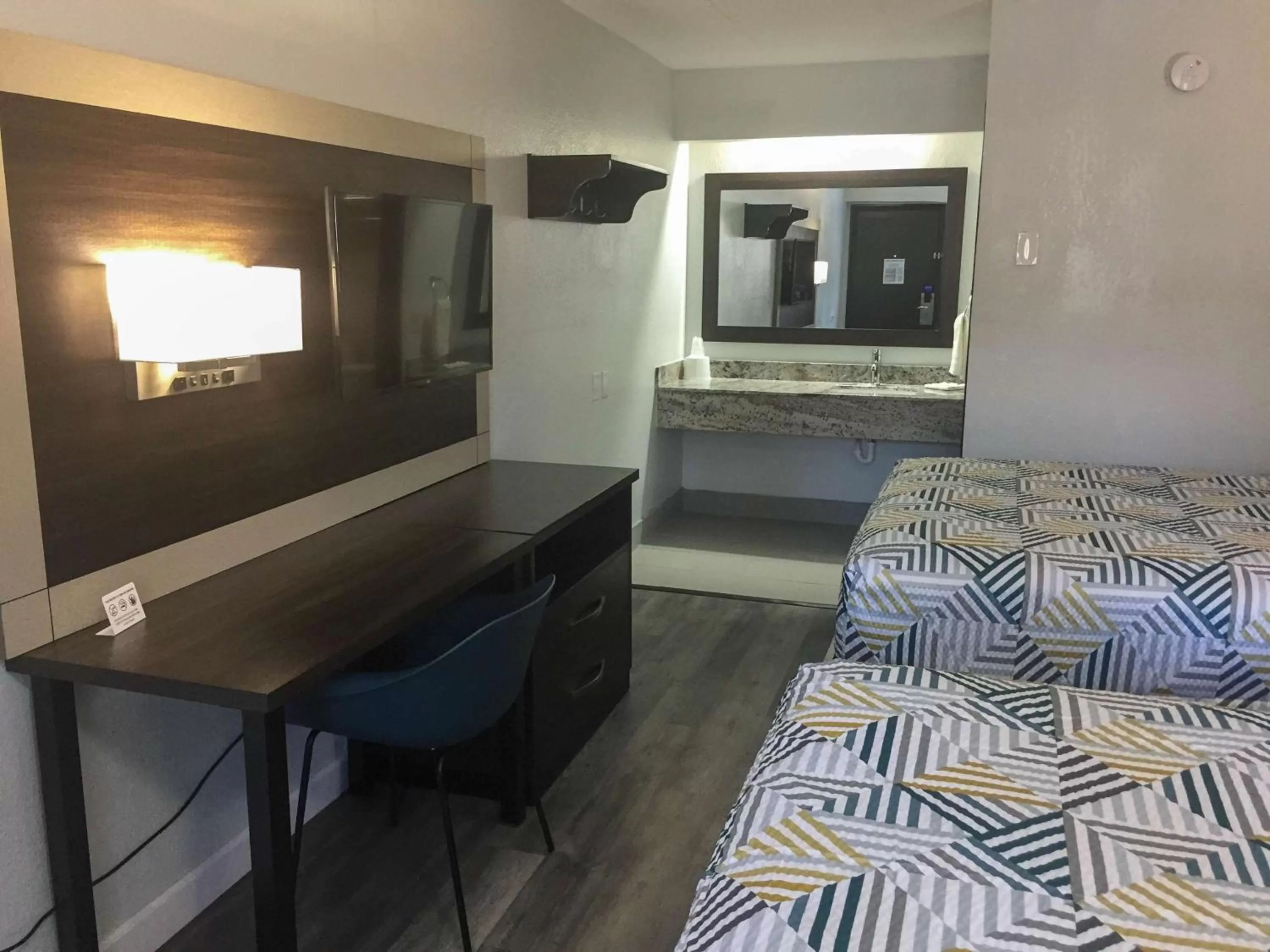 Photo of the whole room, Bed in Motel 6-Burnsville, MN