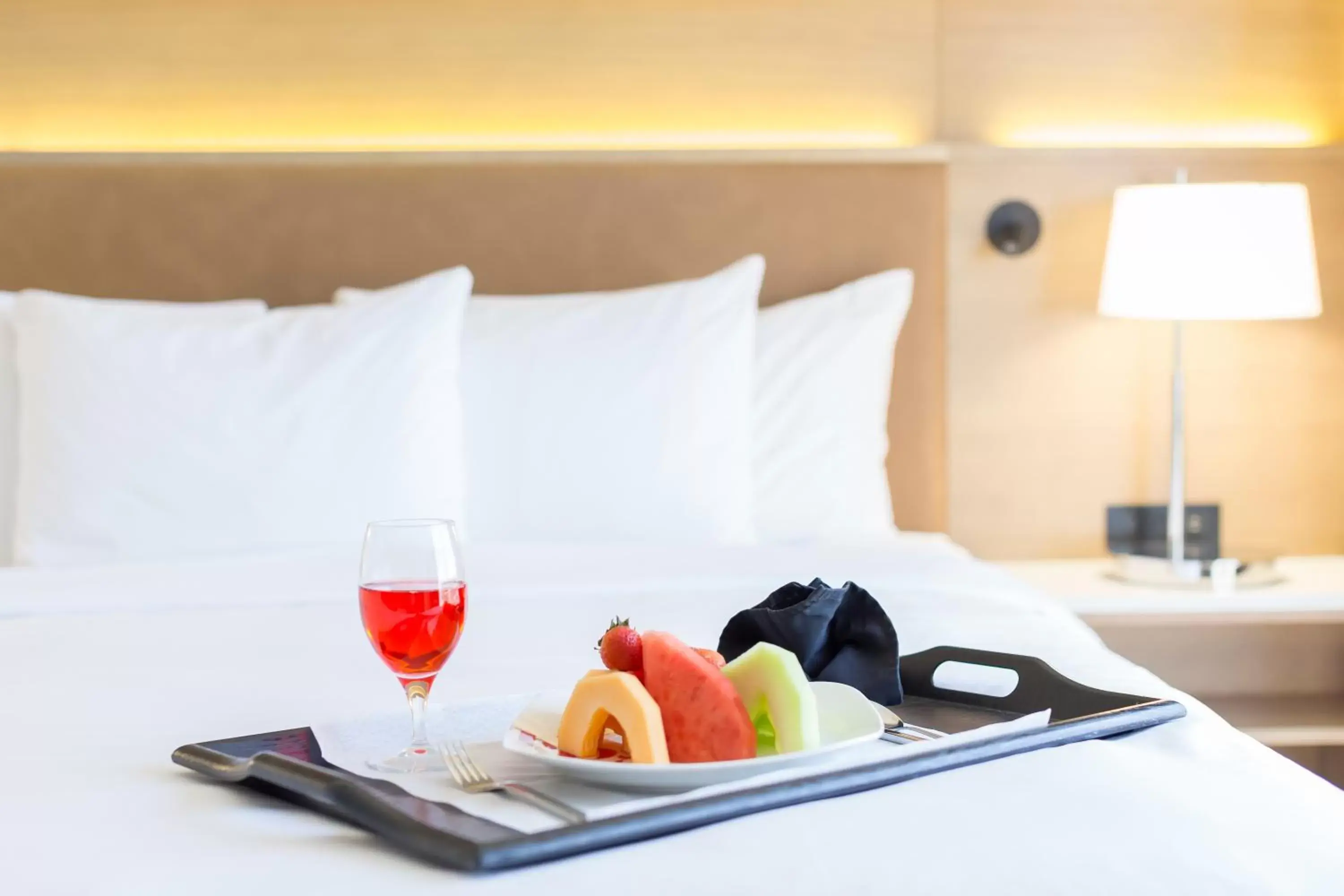 Breakfast, Bed in Radisson Hotel Phoenix Airport