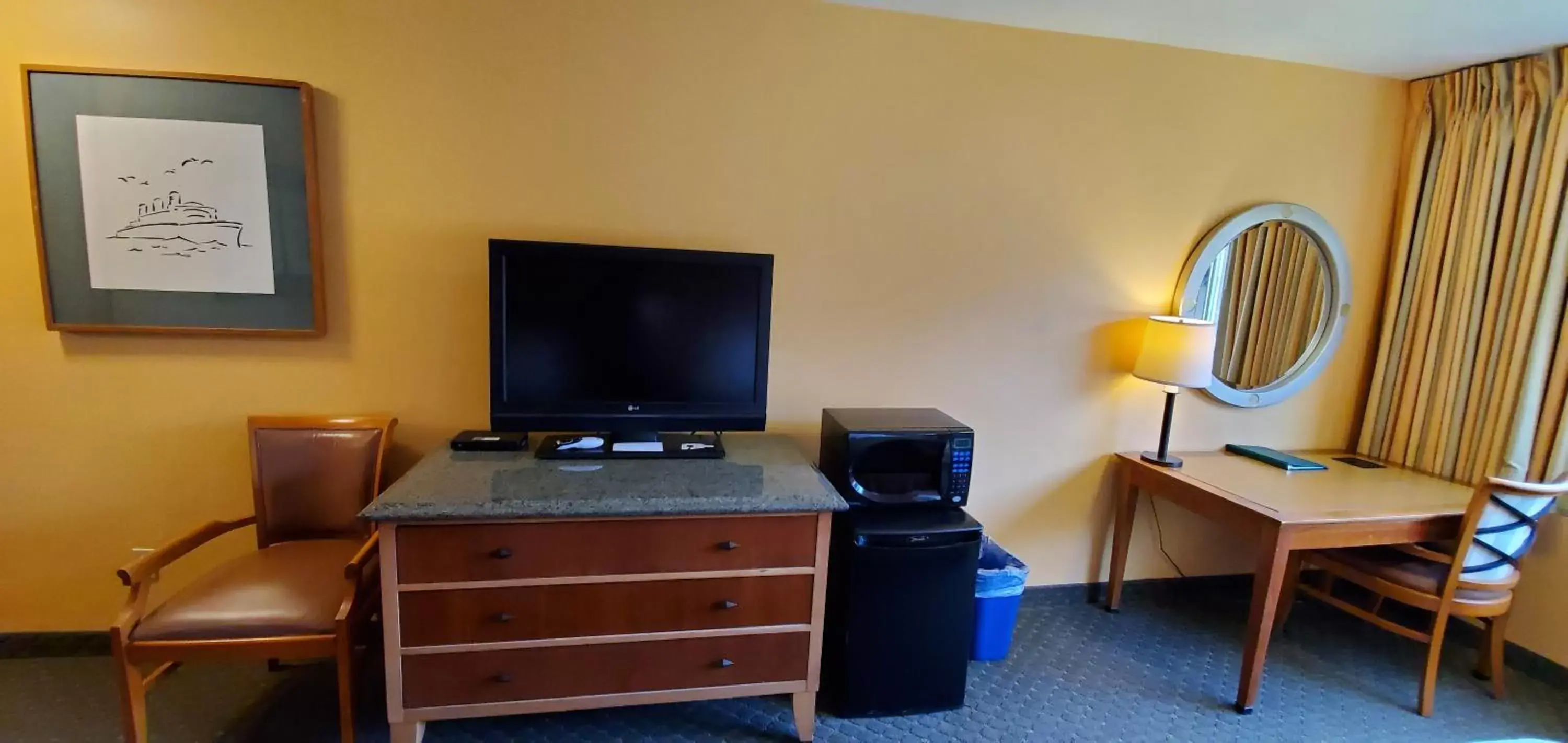 TV and multimedia, TV/Entertainment Center in Olympic View Inn