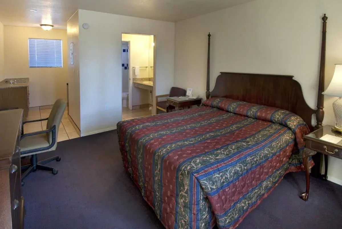 Bedroom, Bed in American Executive Inn Mesa