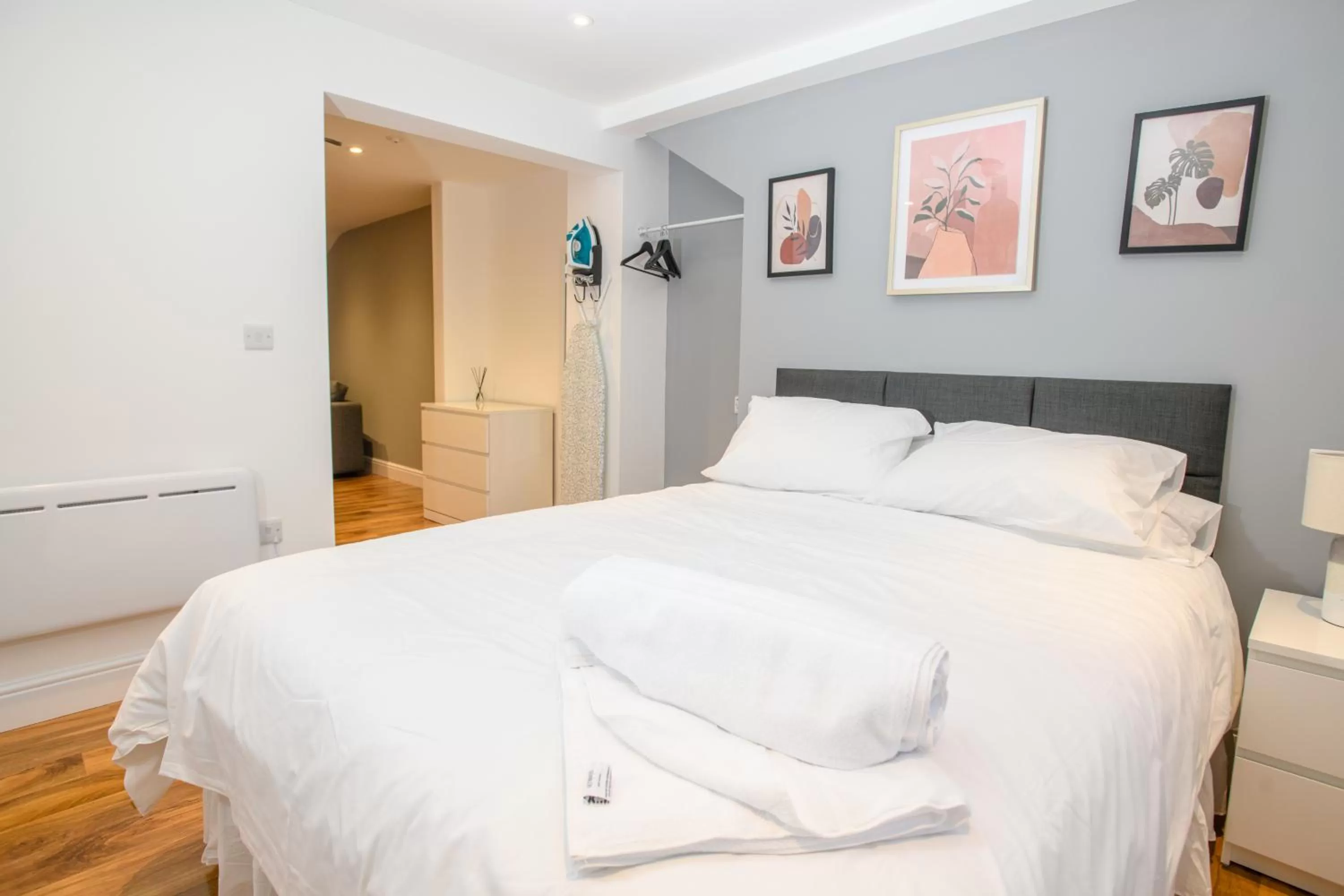 Bed in 1 King Size Bed Cathedral View 1 Apartment