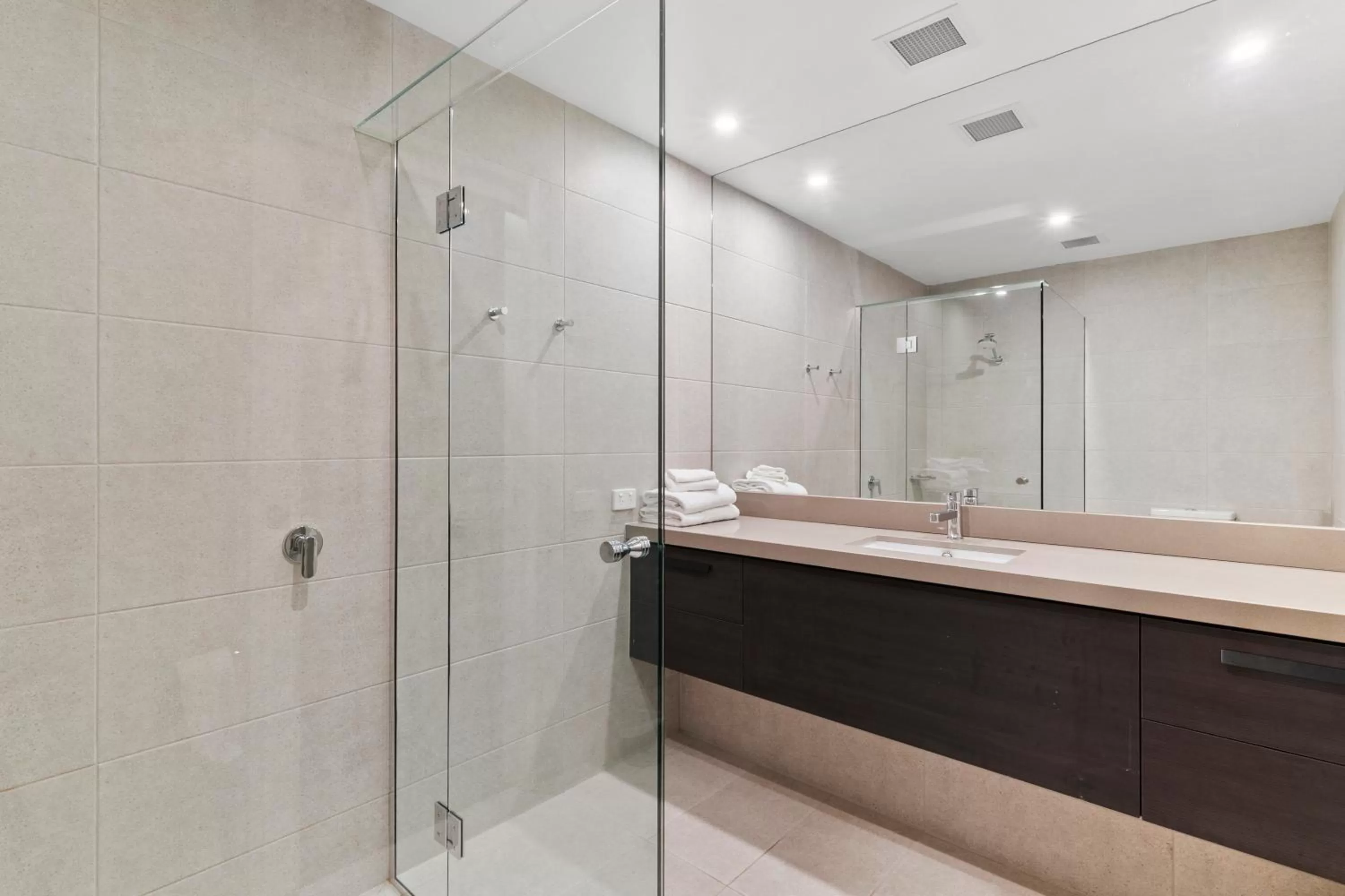 Shower in Quality Hotel Parklake Shepparton