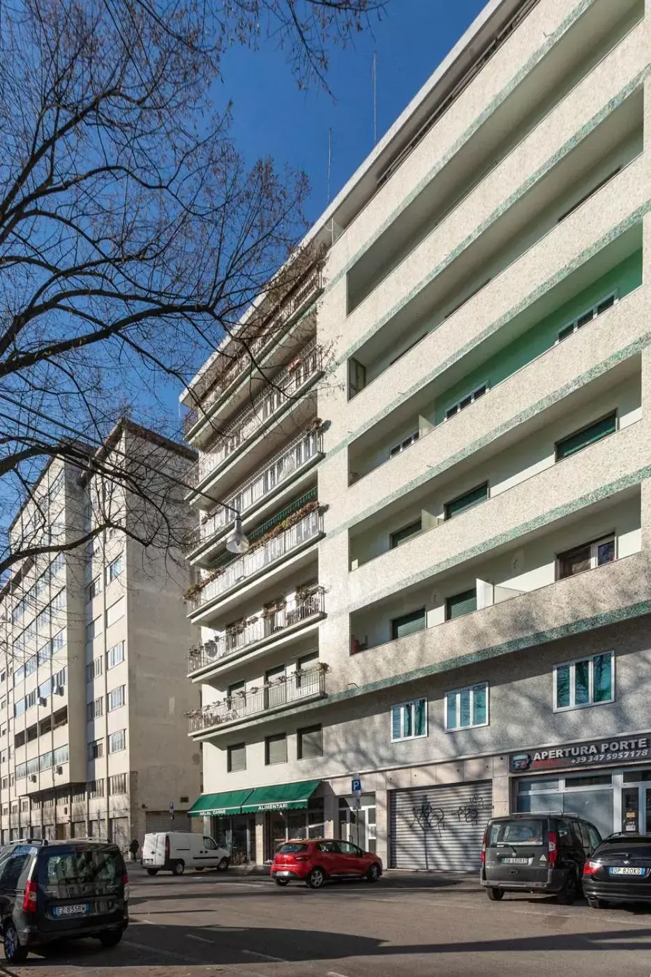 Facade/entrance, Property Building in La Bauta