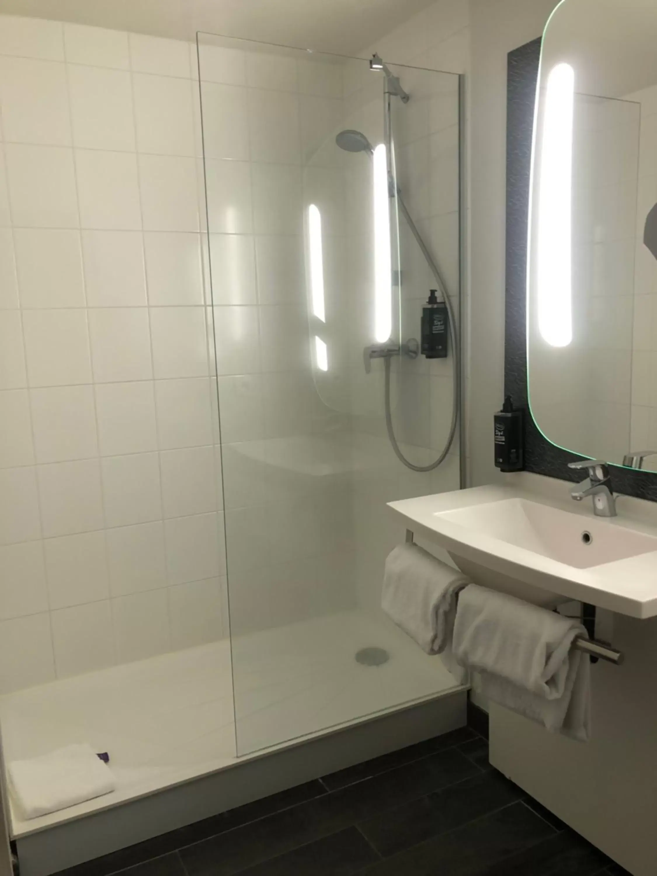 Shower, Bathroom in ibis Clermont Ferrand Nord Riom