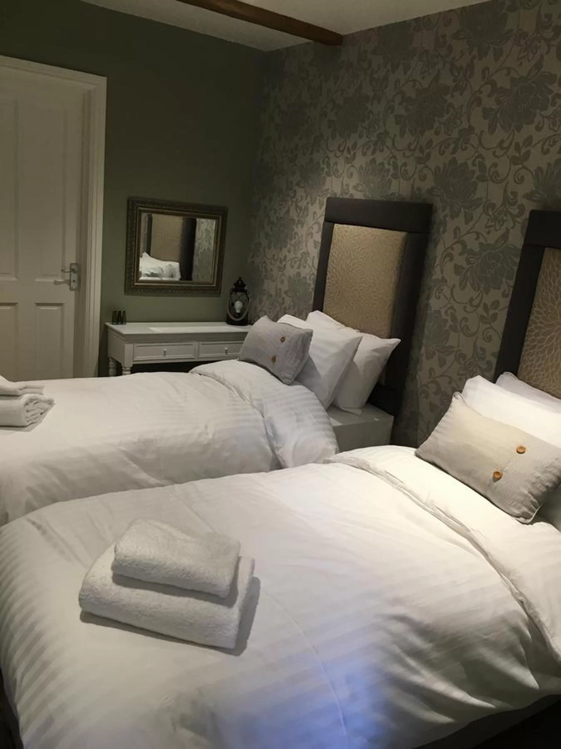 Bedroom, Bed in Greyhound Inn Wilton