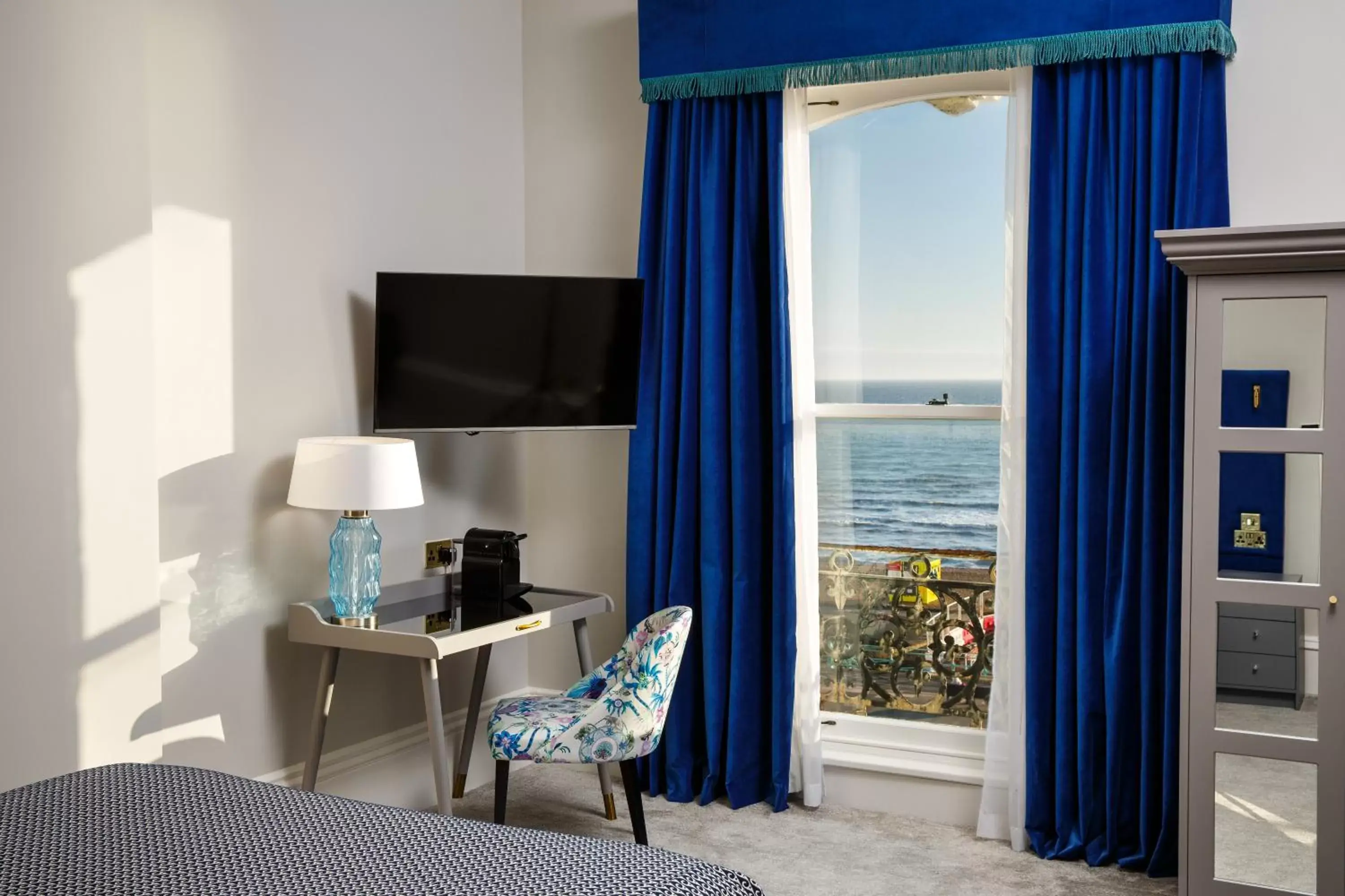 TV and multimedia in Mercure Brighton Seafront Hotel