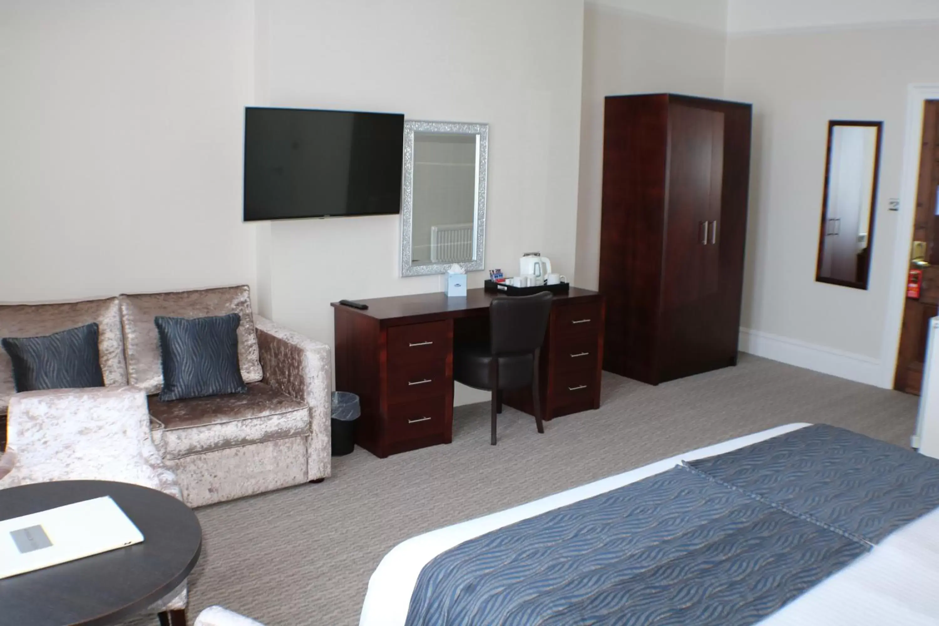 Bedroom, Bed in Legacy Hotel Victoria