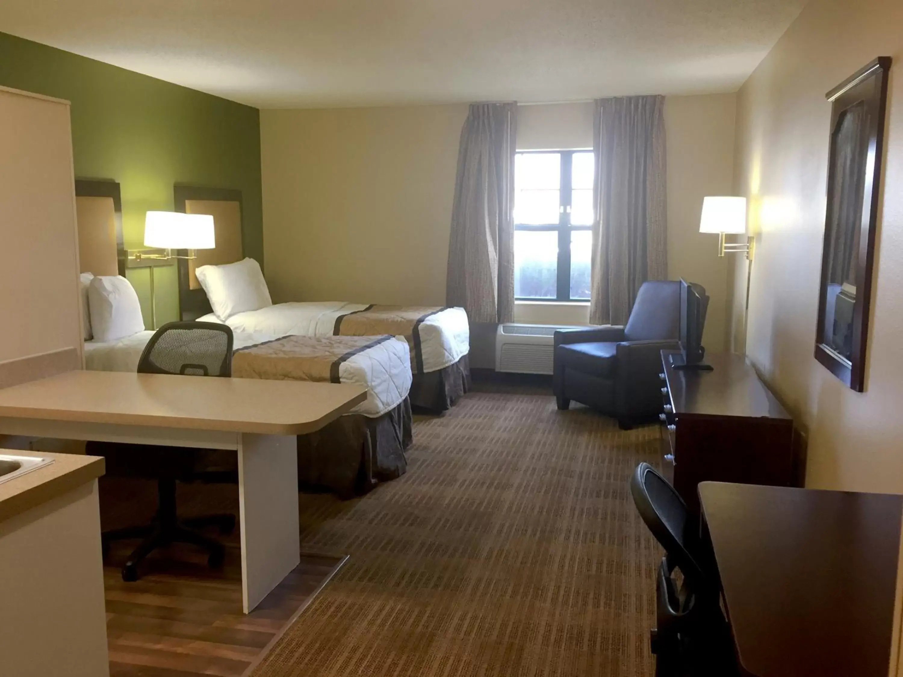 Bed in Extended Stay America Select Suites - Chicago - Rolling Meadows