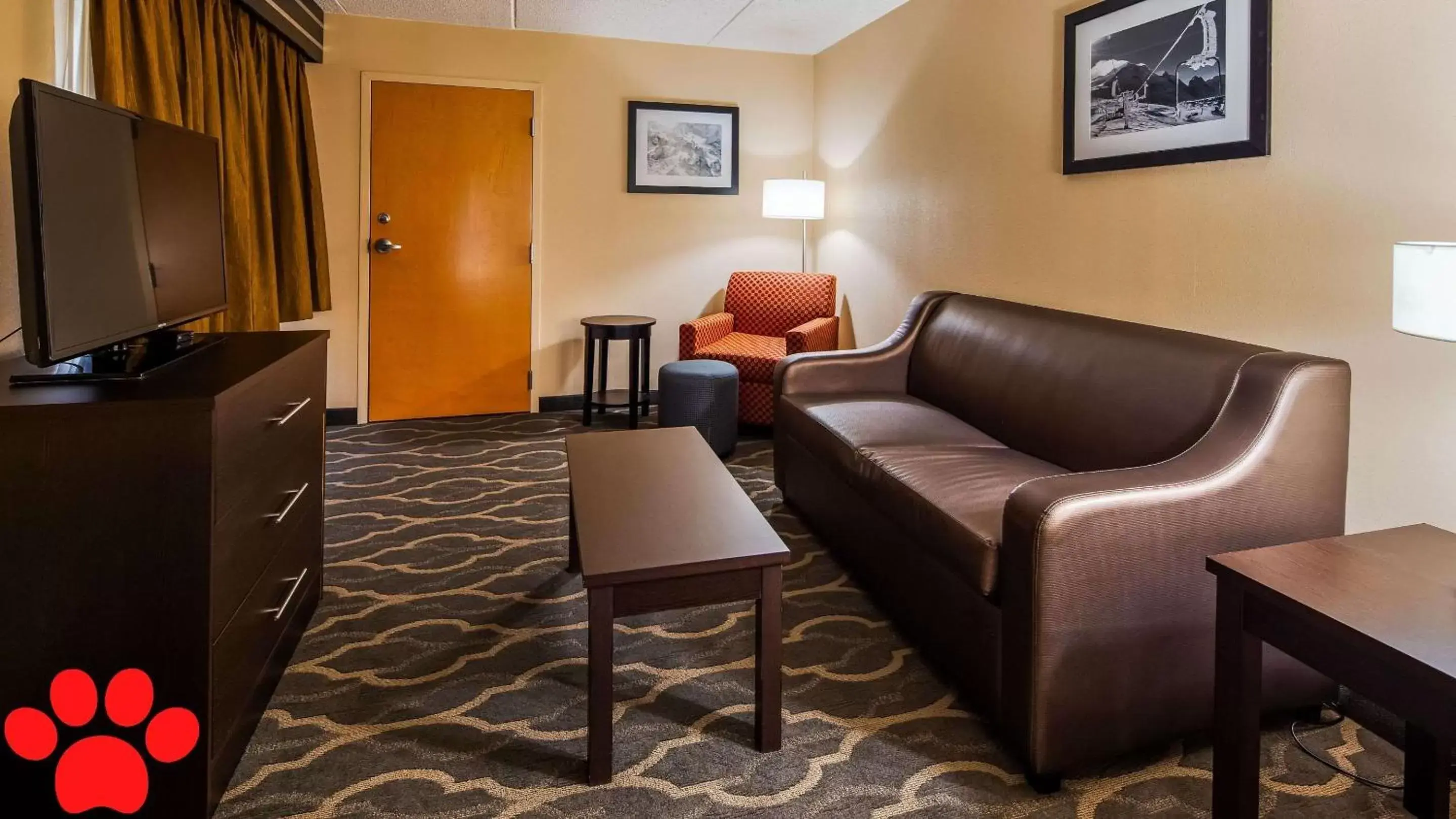 Photo of the whole room, Seating Area in Best Western Inn at Blakeslee-Pocono