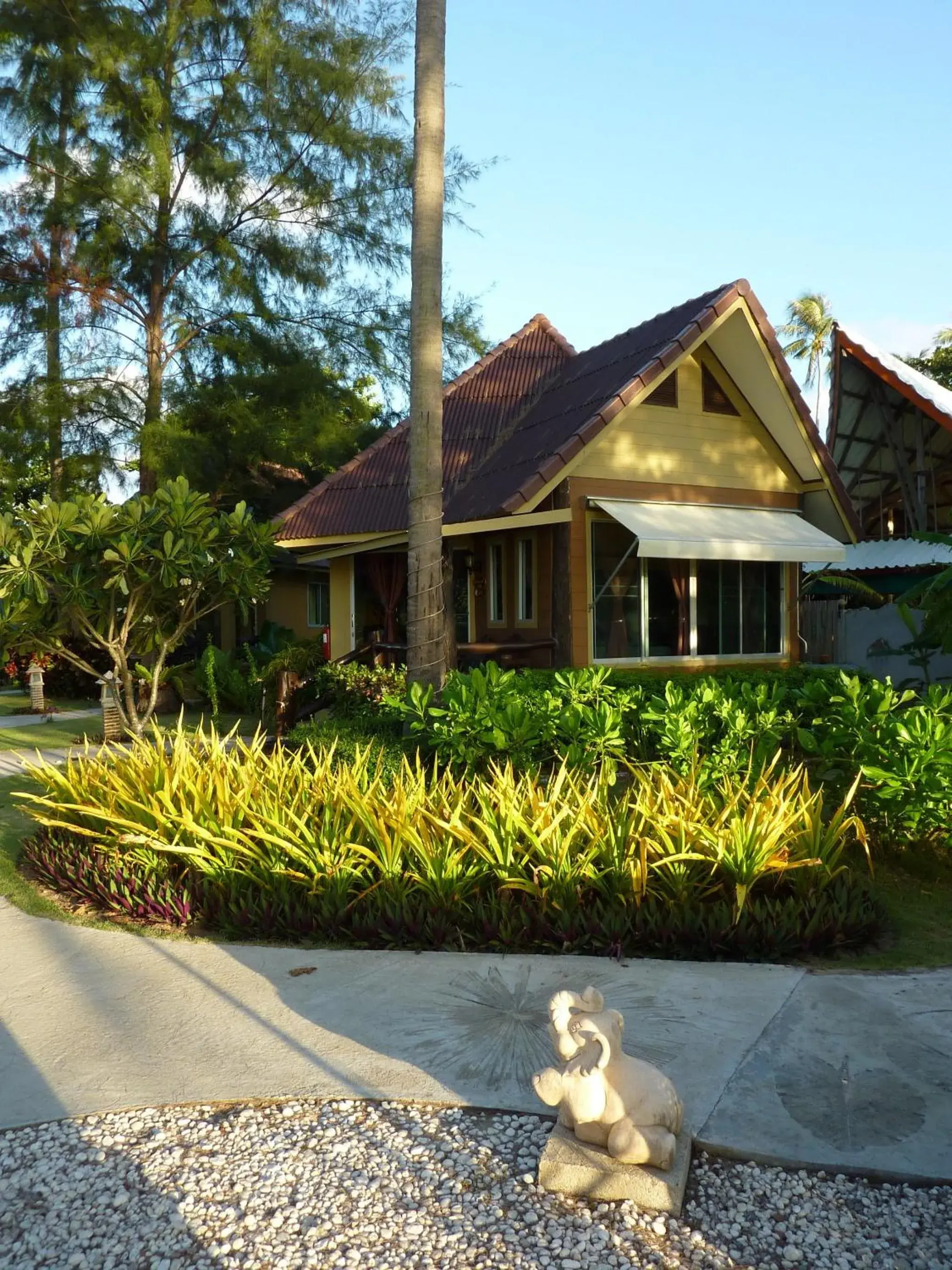 Facade/entrance, Property Building in Lanta Castaway Beach Resort