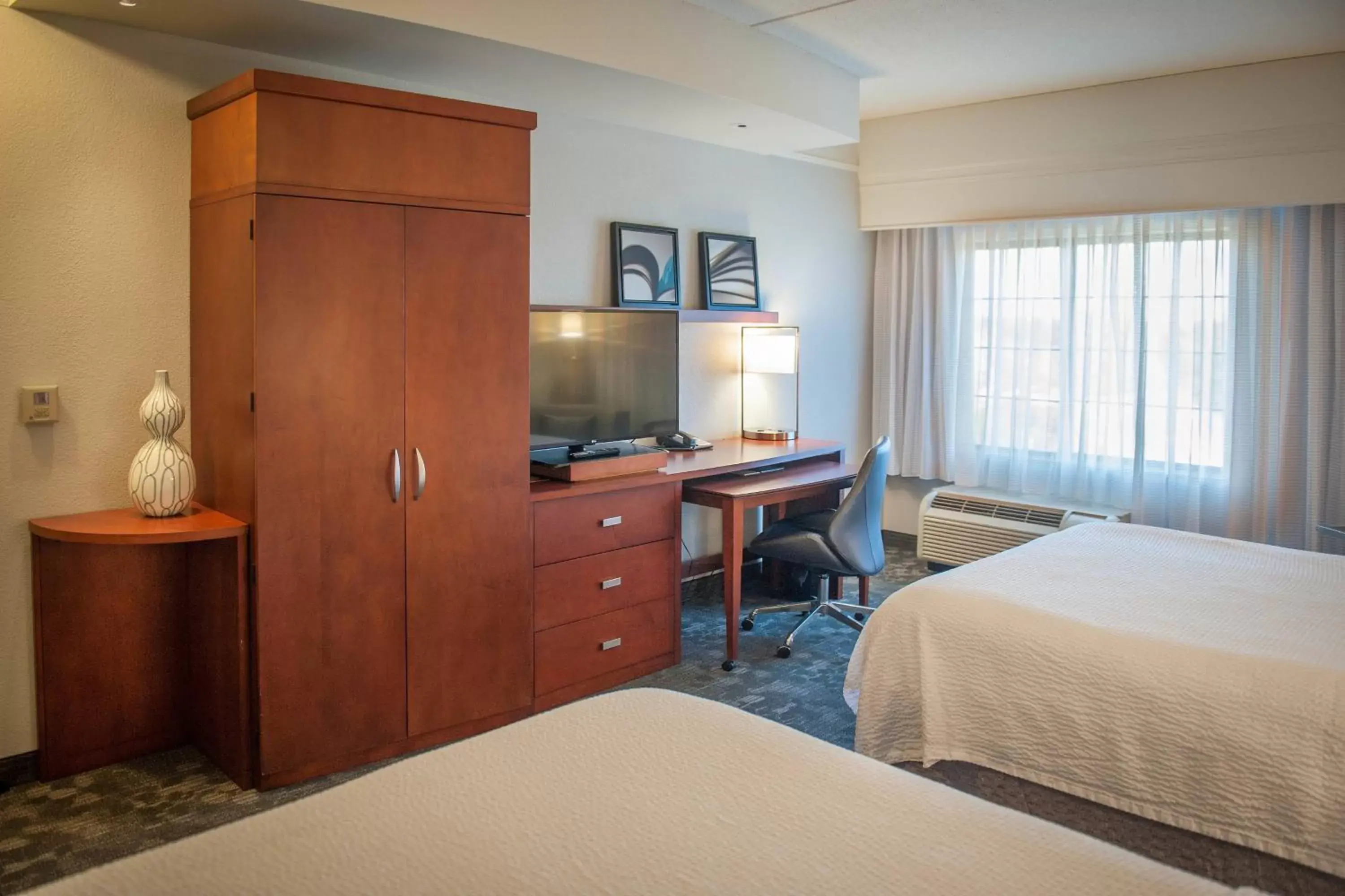 Photo of the whole room, Bed in Courtyard by Marriott Pensacola Downtown