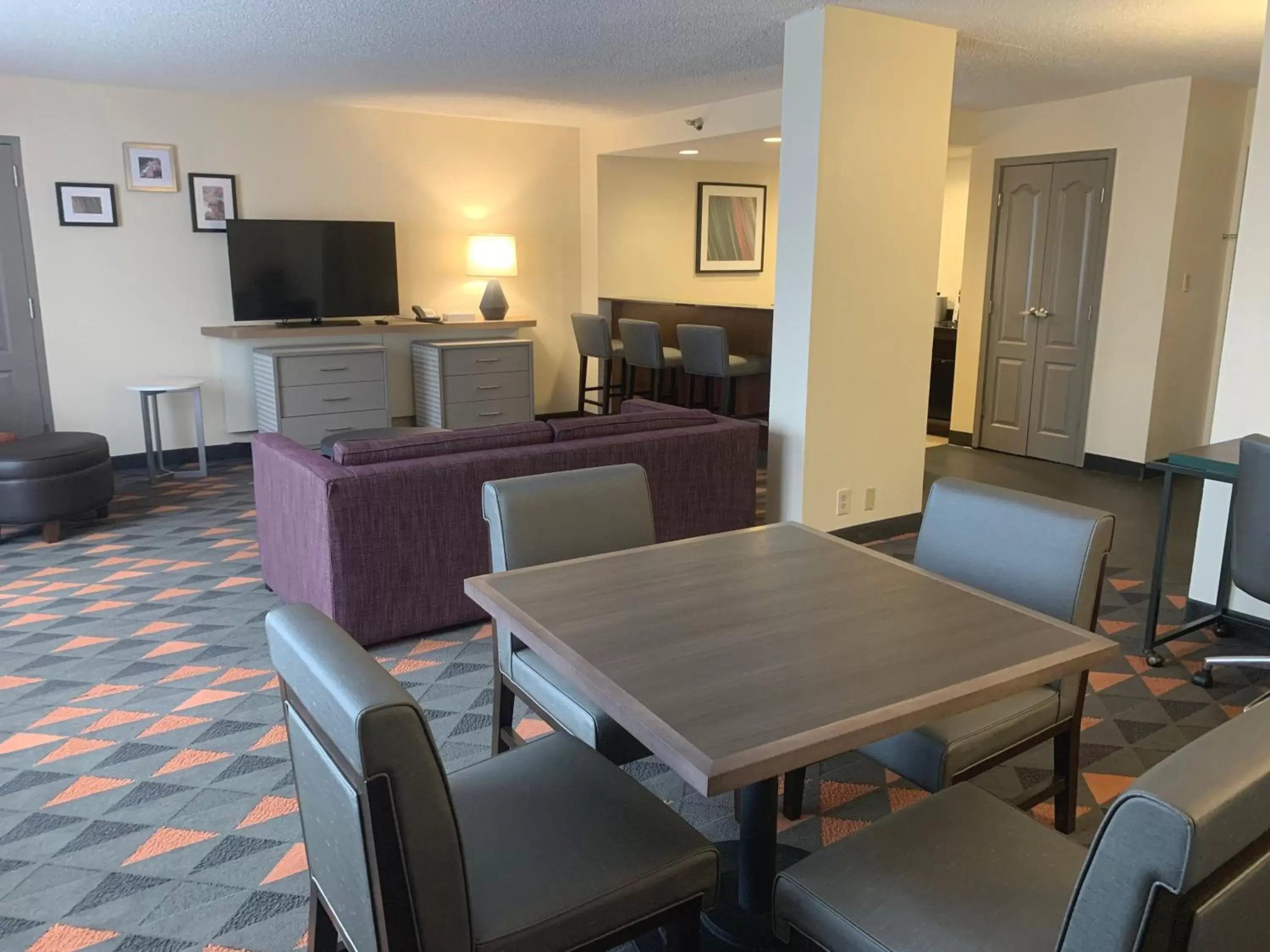 Photo of the whole room, Dining Area in Holiday Inn Asheville - Biltmore West, an IHG Hotel