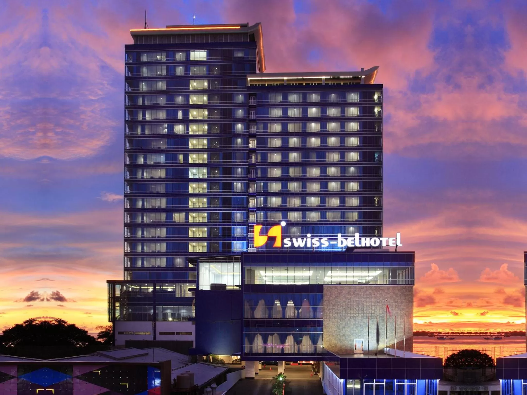 Facade/entrance in Swiss-Belhotel Makassar