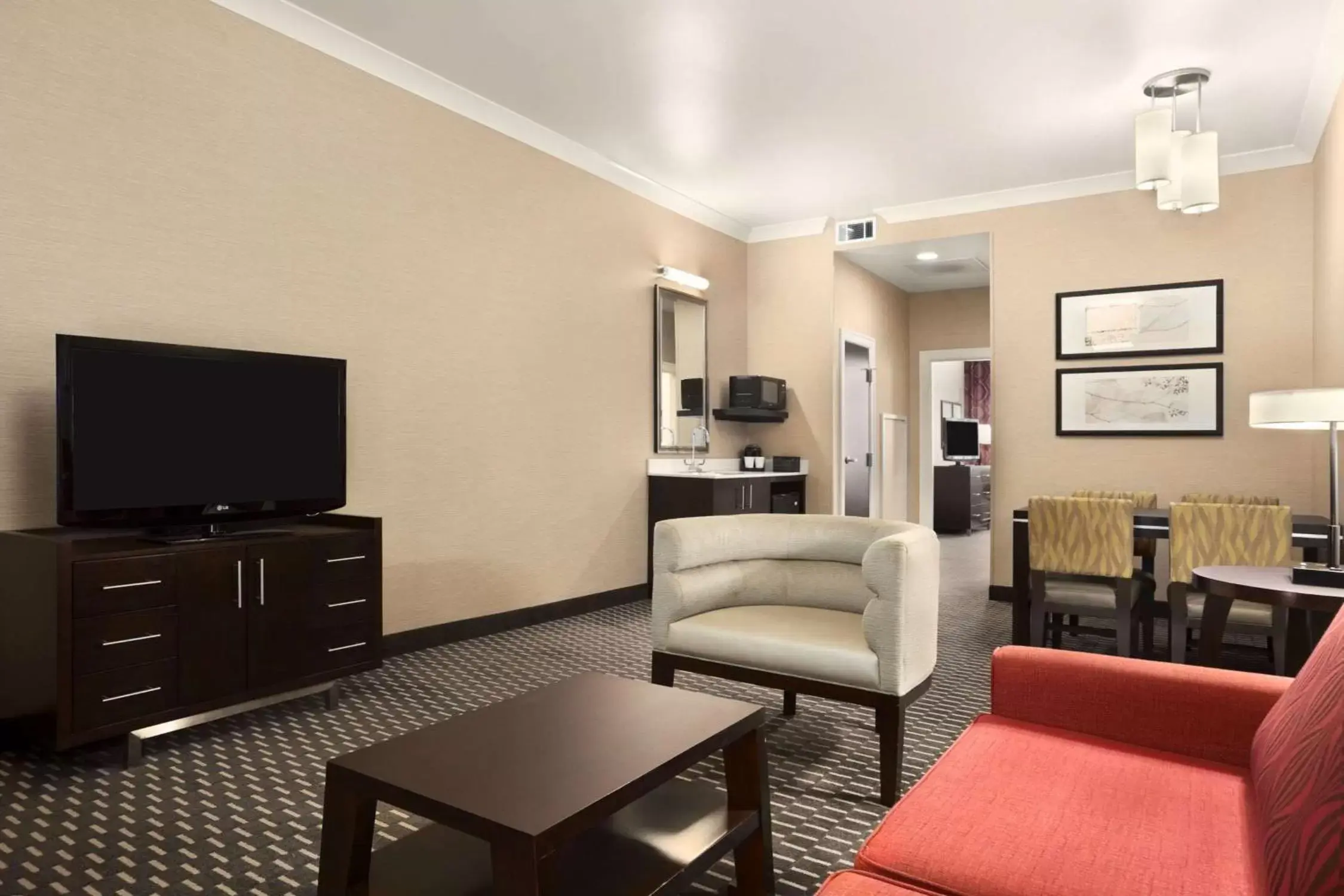 Communal lounge/ TV room, Seating Area in Embassy Suites Saint Louis - Downtown