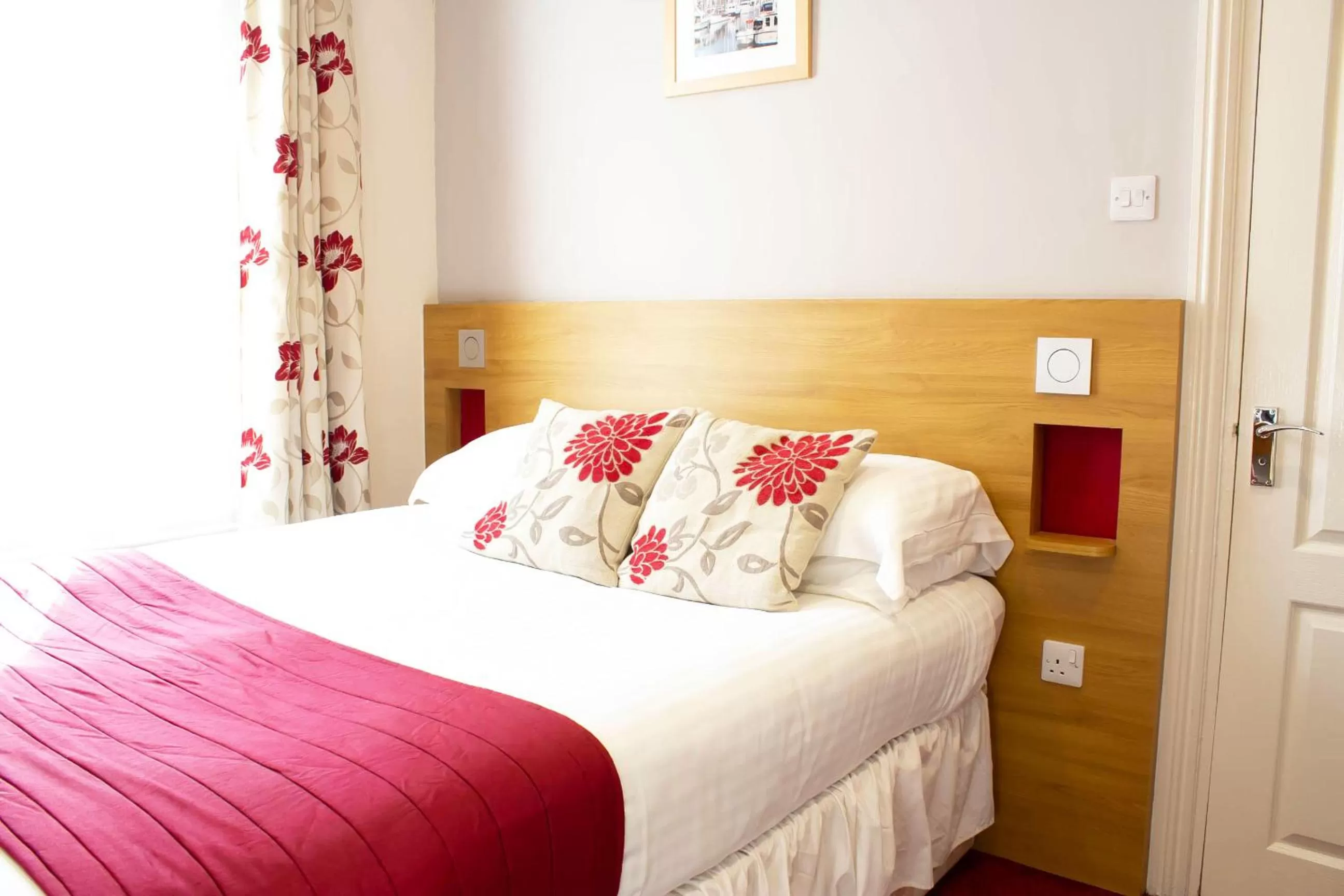 Bed in Ellan Vannin Hotel