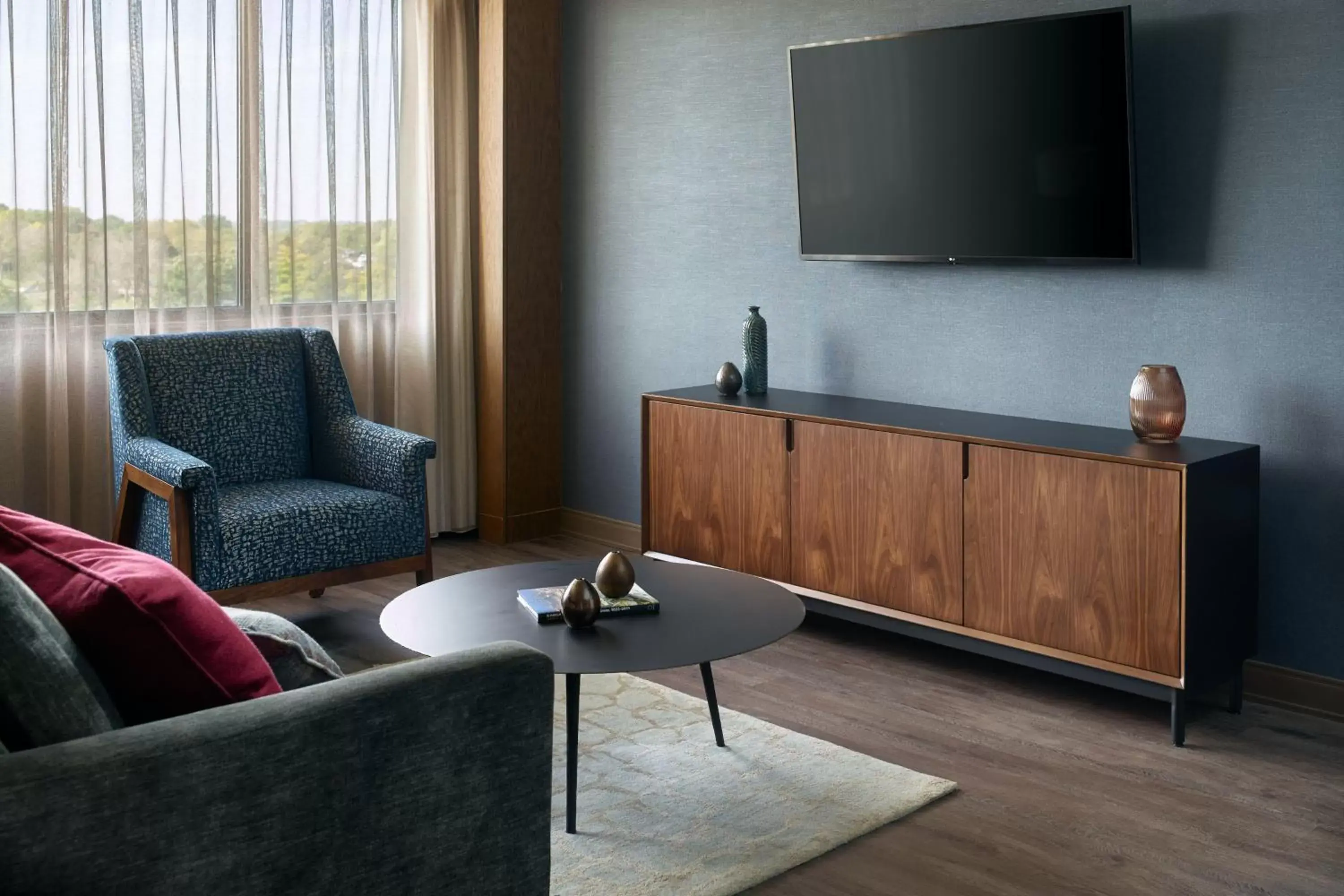 Photo of the whole room, Seating Area in Marriott Kansas City Overland Park