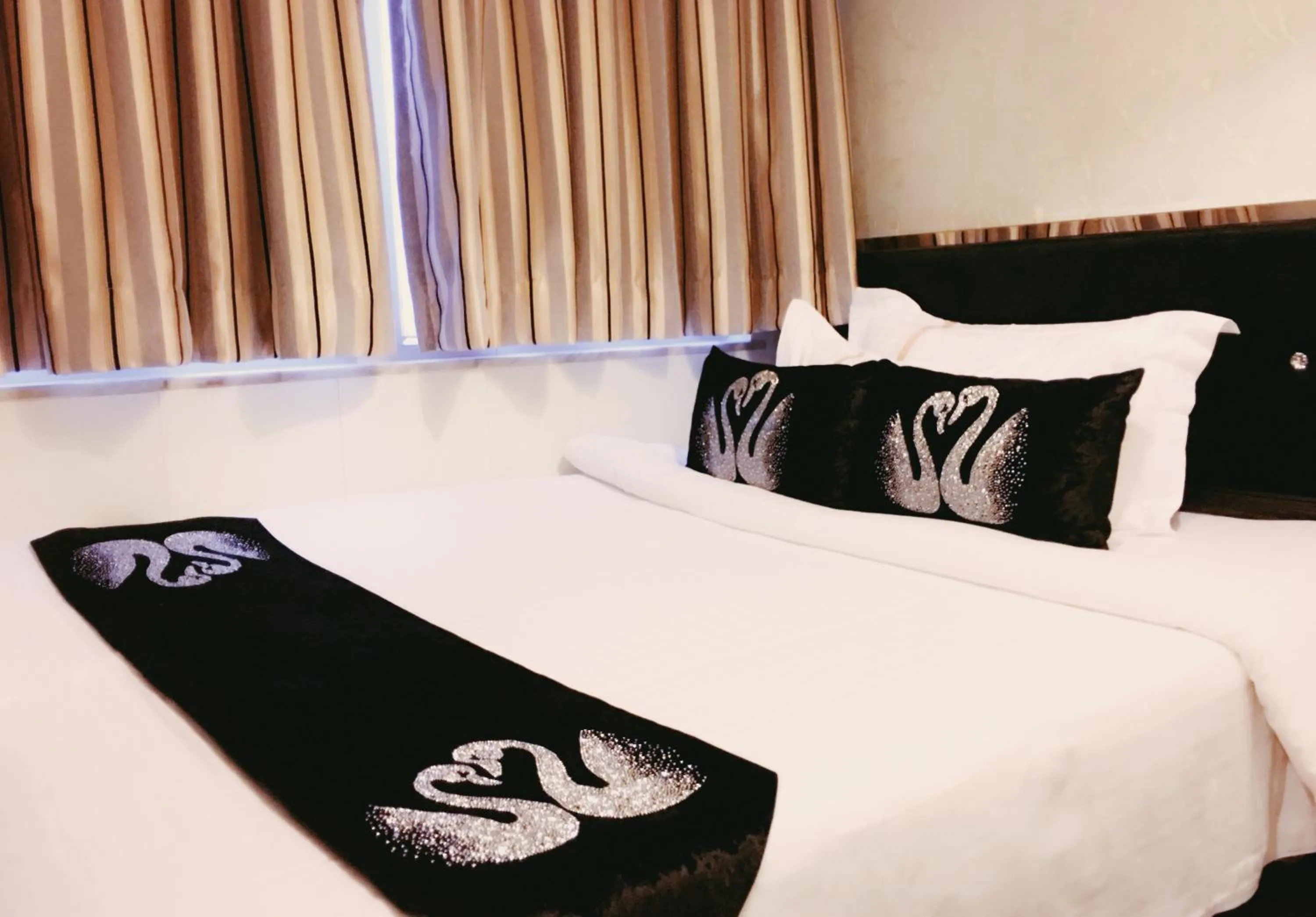Bed in Seasons Hotel - Causeway Bay