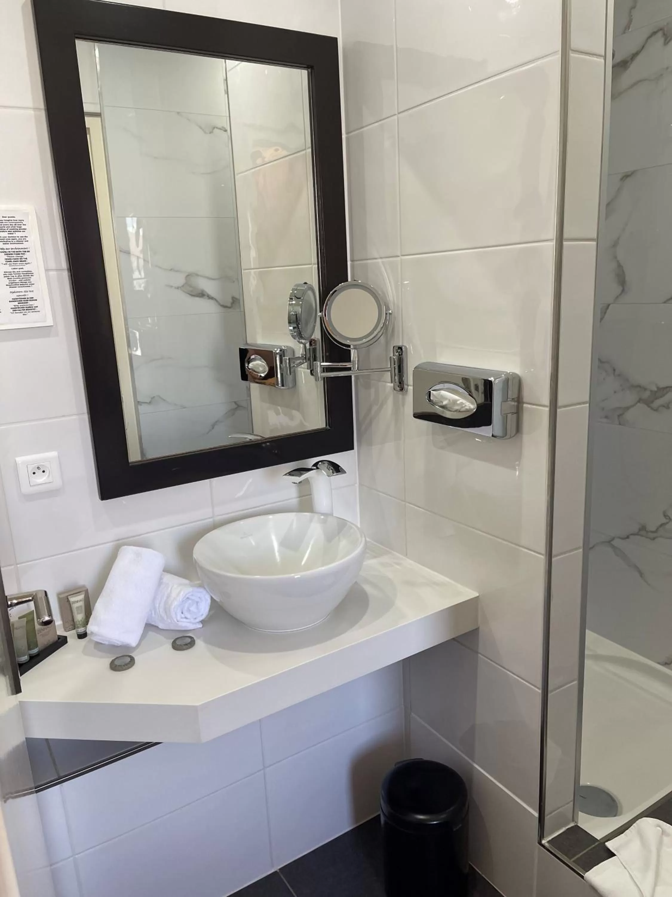 Shower in Maison LUTETIA R