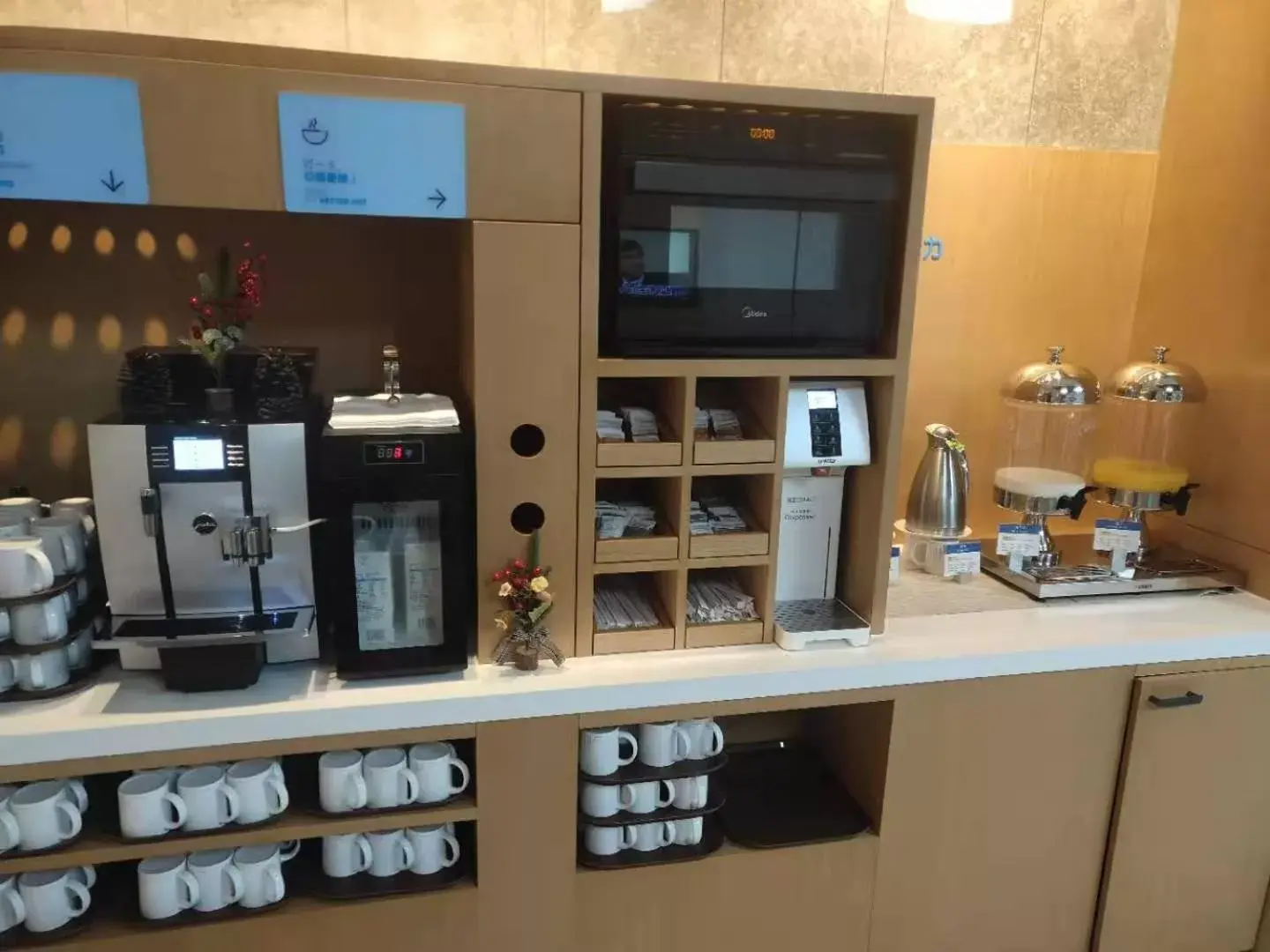 Coffee/tea facilities, Kitchen/Kitchenette in Holiday Inn Express Shanghai Kangqiao, an IHG Hotel