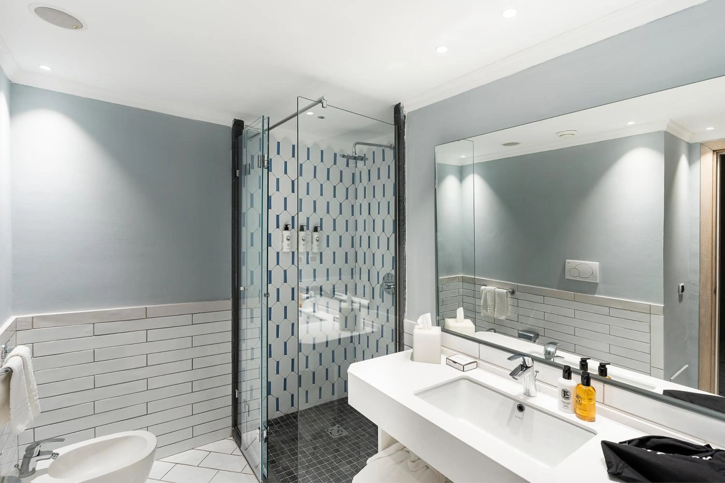 Shower in Therasia Resort Sea and SPA - The Leading Hotels of the World