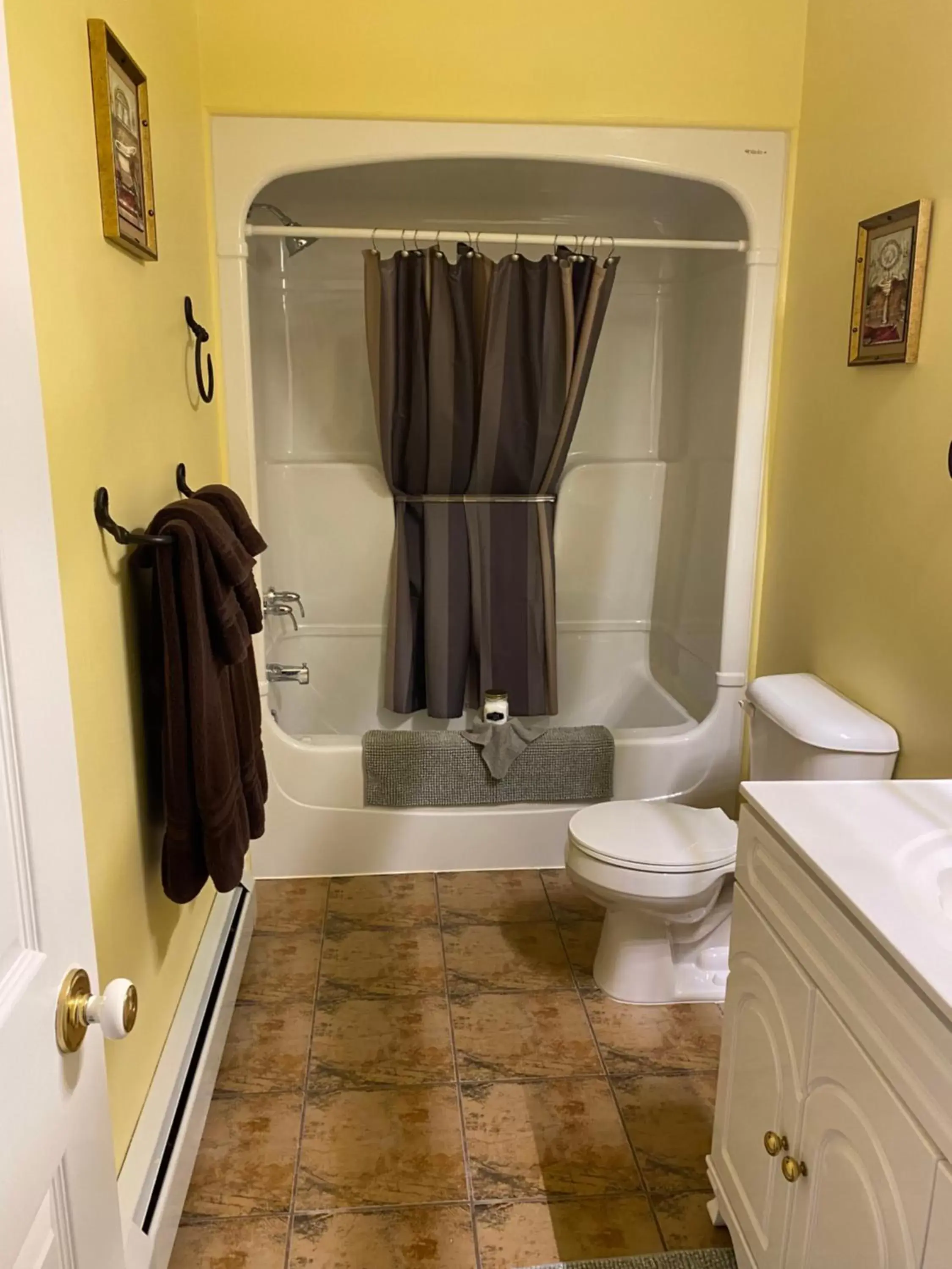 Shower, Bathroom in Sea Breeze Bed & Breakfast and RV Park